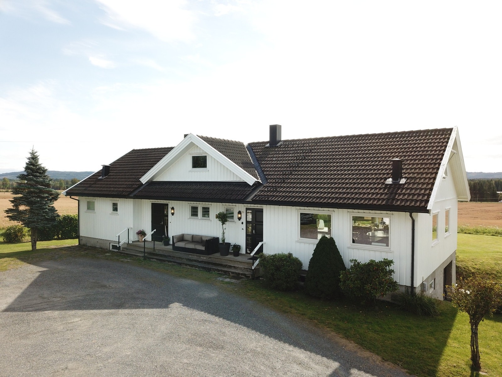 Hyggelig inngangsparti fra gårdsplass. Galleribilde