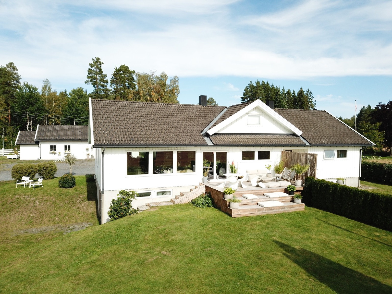 Sjarmerende gårdstun med fantastiske solforhold og rikelig med boltringsplass! Galleribilde