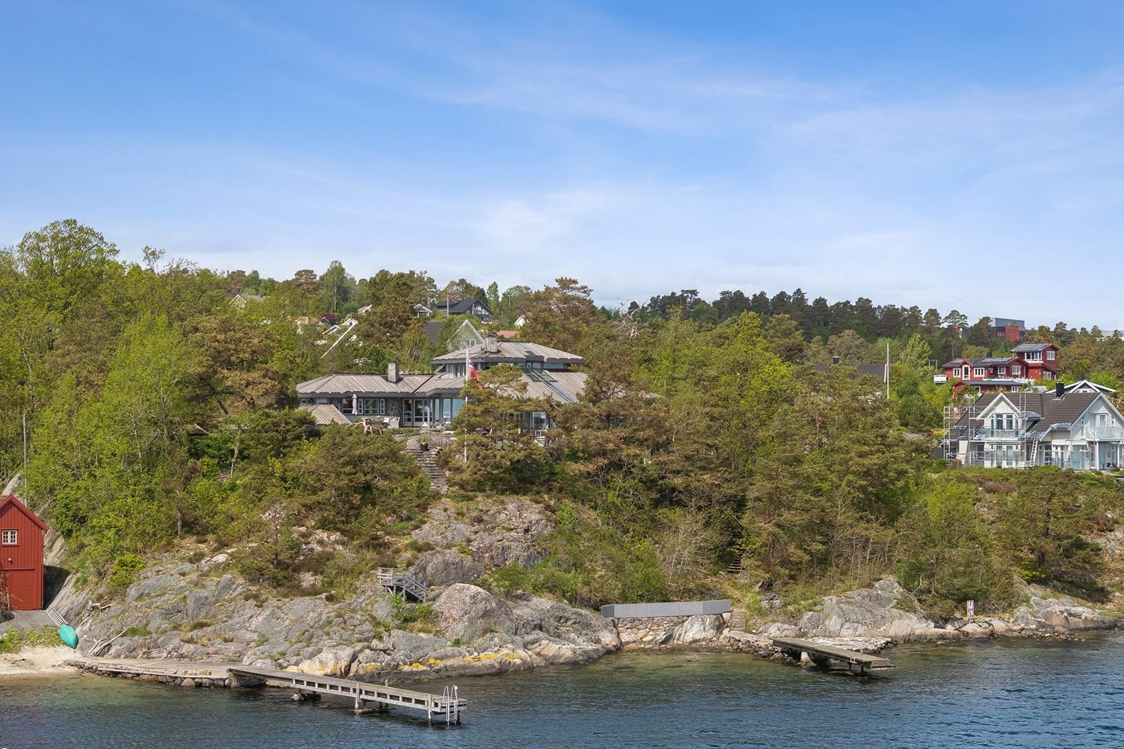 Tomten er pent opparbeidet med skiferbelagte uteplasser, noe plen, diverse beplantning og gruslagt gårdsplass. Forøvrig naturtomt. Galleribilde