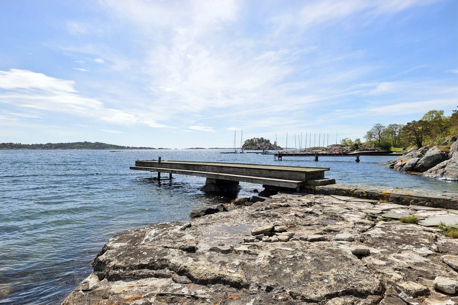 Bygging av ny trebrygge på eiendommen ble utført av fagfolk i ca 2016. Galleribilde