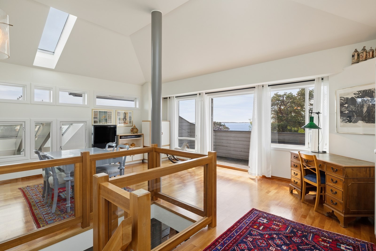Loftstuen i 2. etasje er et lyst og åpent rom med utgang til balkong. Galleribilde