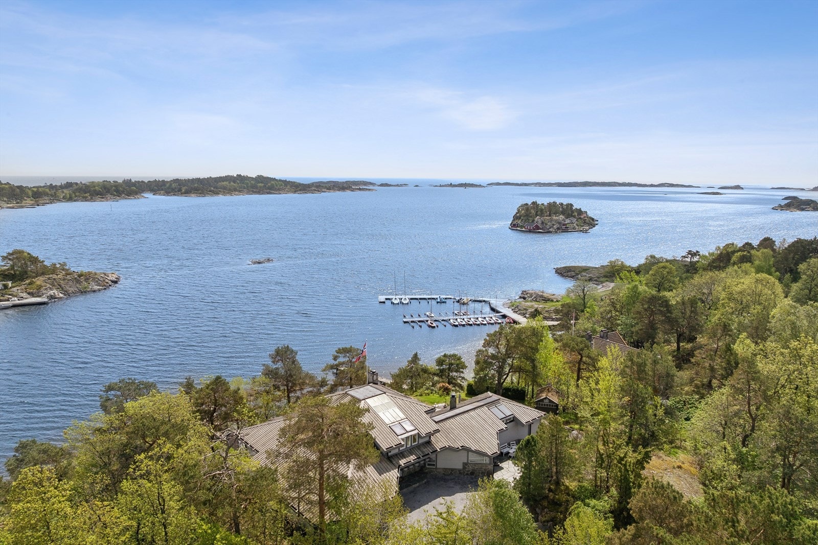 Kombinasjonen av bolig m/ særpreg, panoramautsikt, stor tomt m/ strandlinje m/ brygge og nærhet til sentrum, turområder mm., gjør eiendommen unik. Velkommen til visning! Galleribilde
