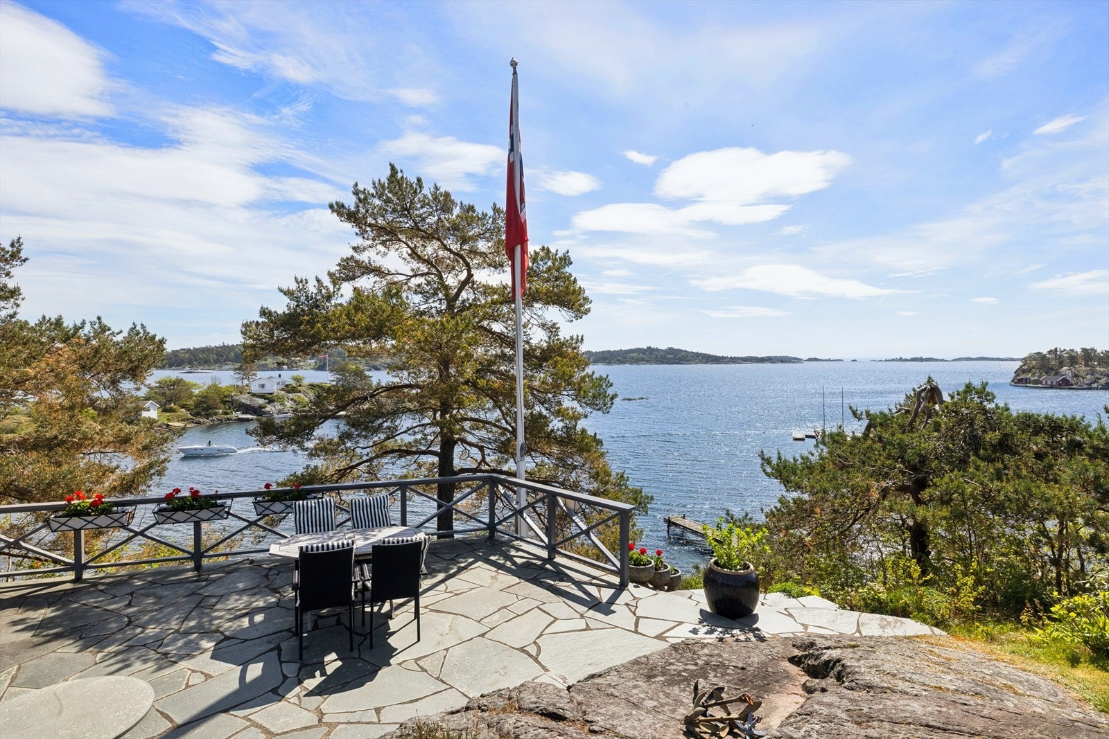 Fra eiendommen har man en vidstrakt utsikt over skjærgården og mot havet. Galleribilde