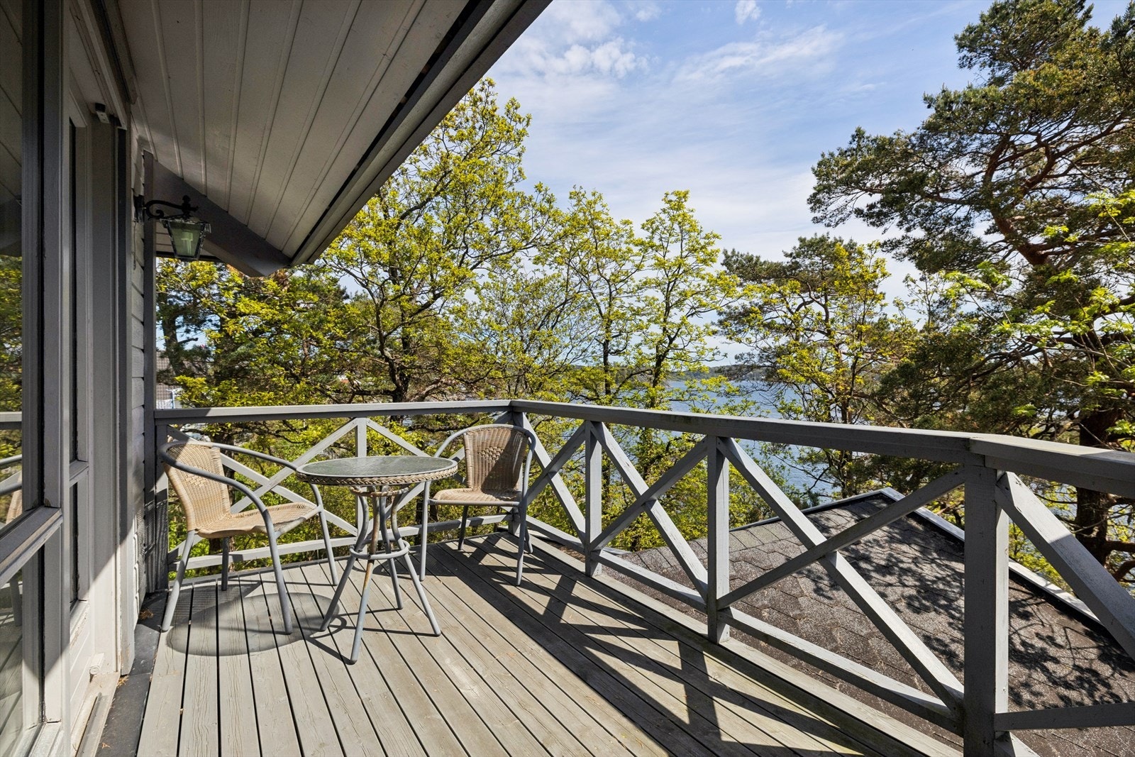 Fra hovedsoverommet i 1. etasje er det utgang til balkong. Galleribilde