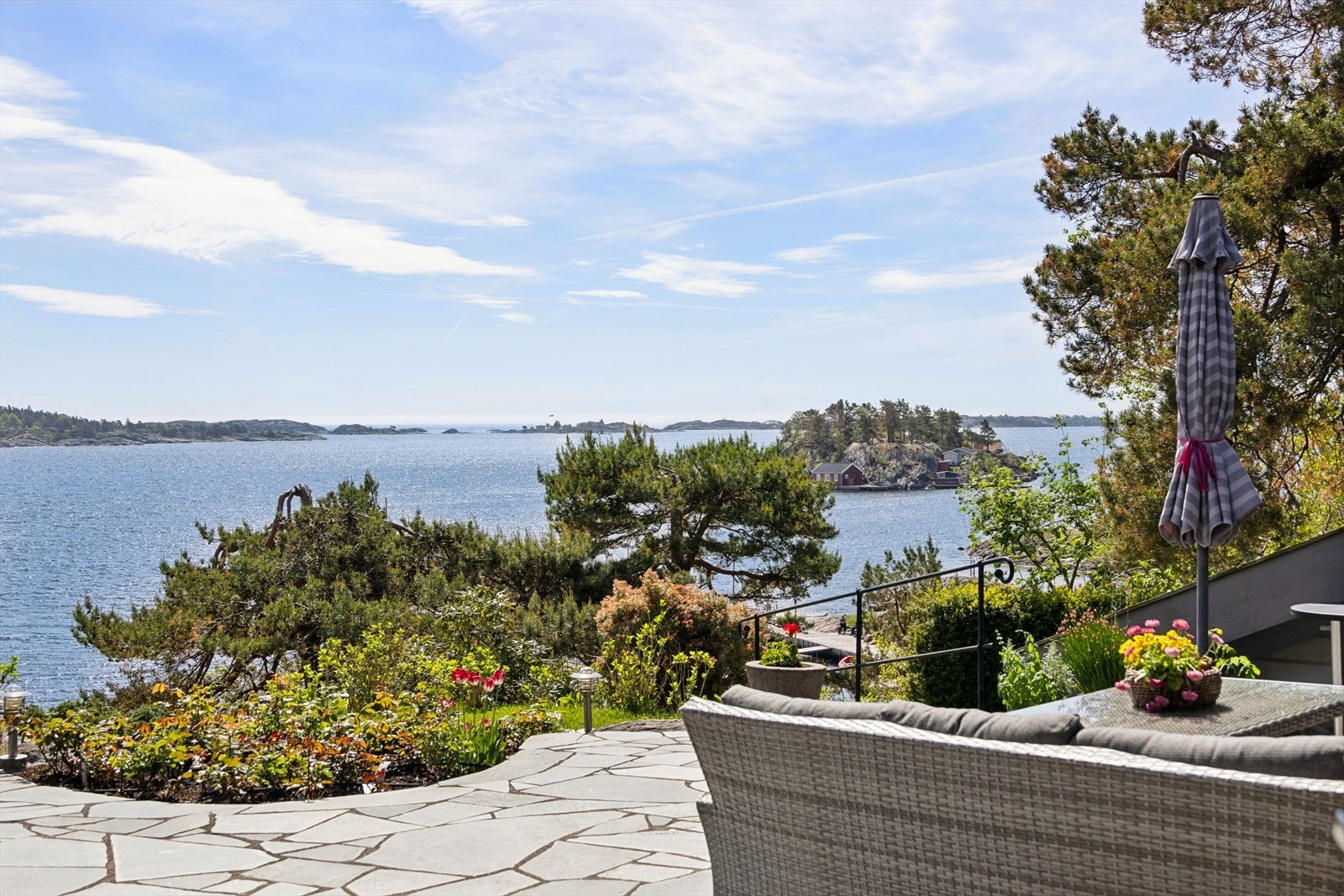 Panoramautsikt mot Groosefjorden og havet! Her bor du usjenert og privat, men likevel med kort vei til alt Grimstad har å by på. Galleribilde