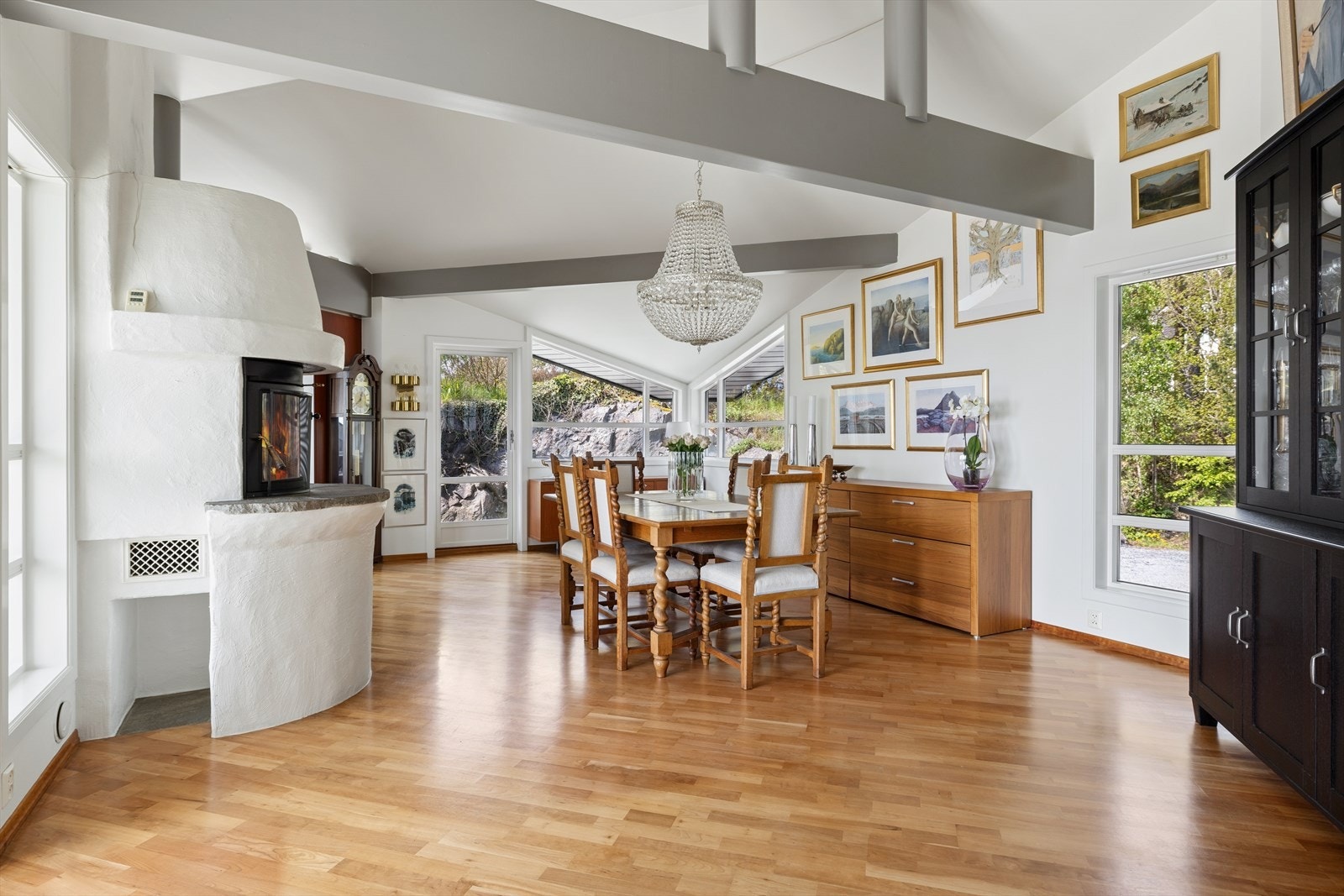 Spisestuen har god plass til langbord og er et naturlig samlingspunkt for sosiale anledninger. Peisinnsats. Det er to utganger fra spisestuen, både mot terrassen foran og mot baksiden. Galleribilde