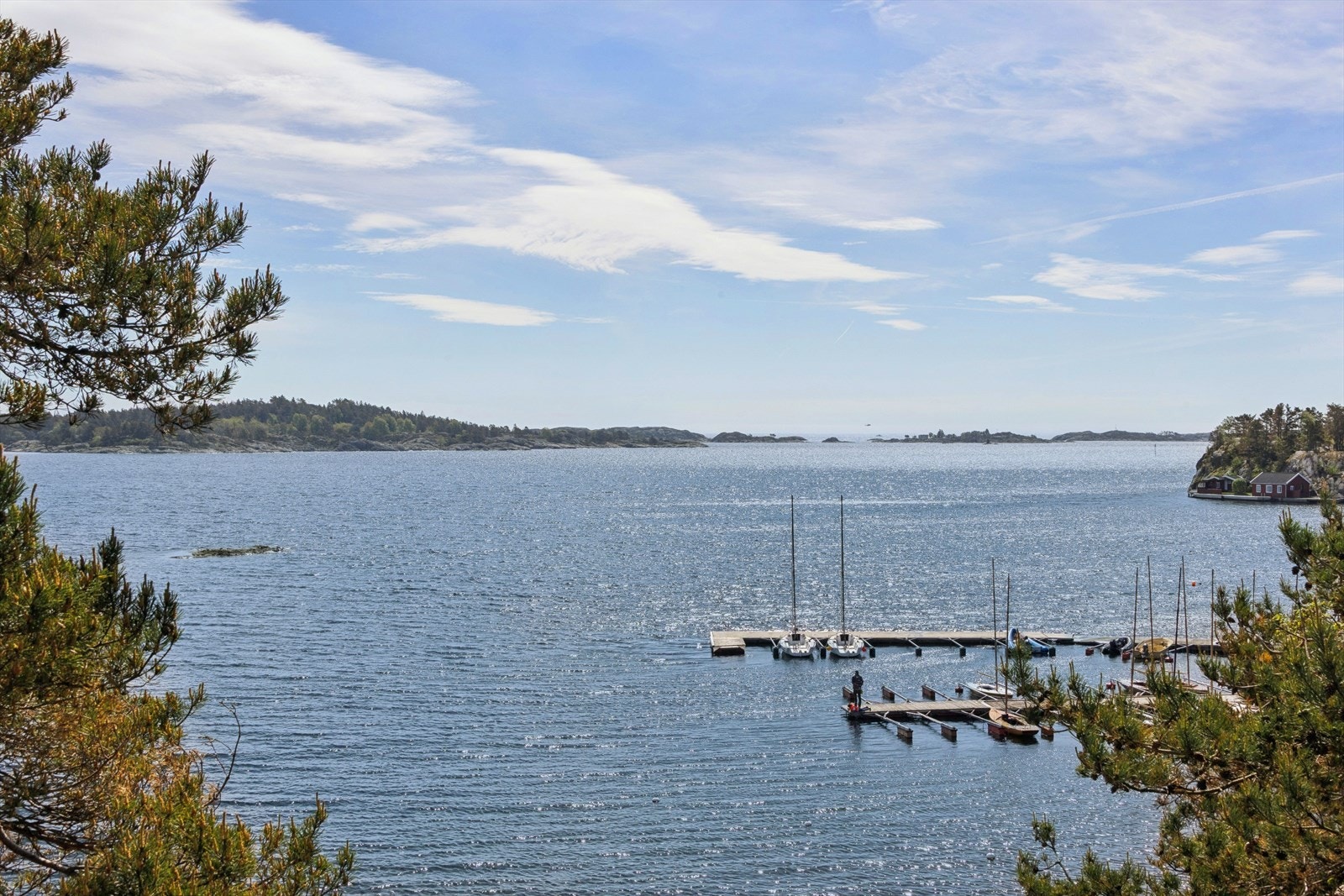 Groos friluftsområde, med strender og svaberg, er nærmeste nabo. Galleribilde