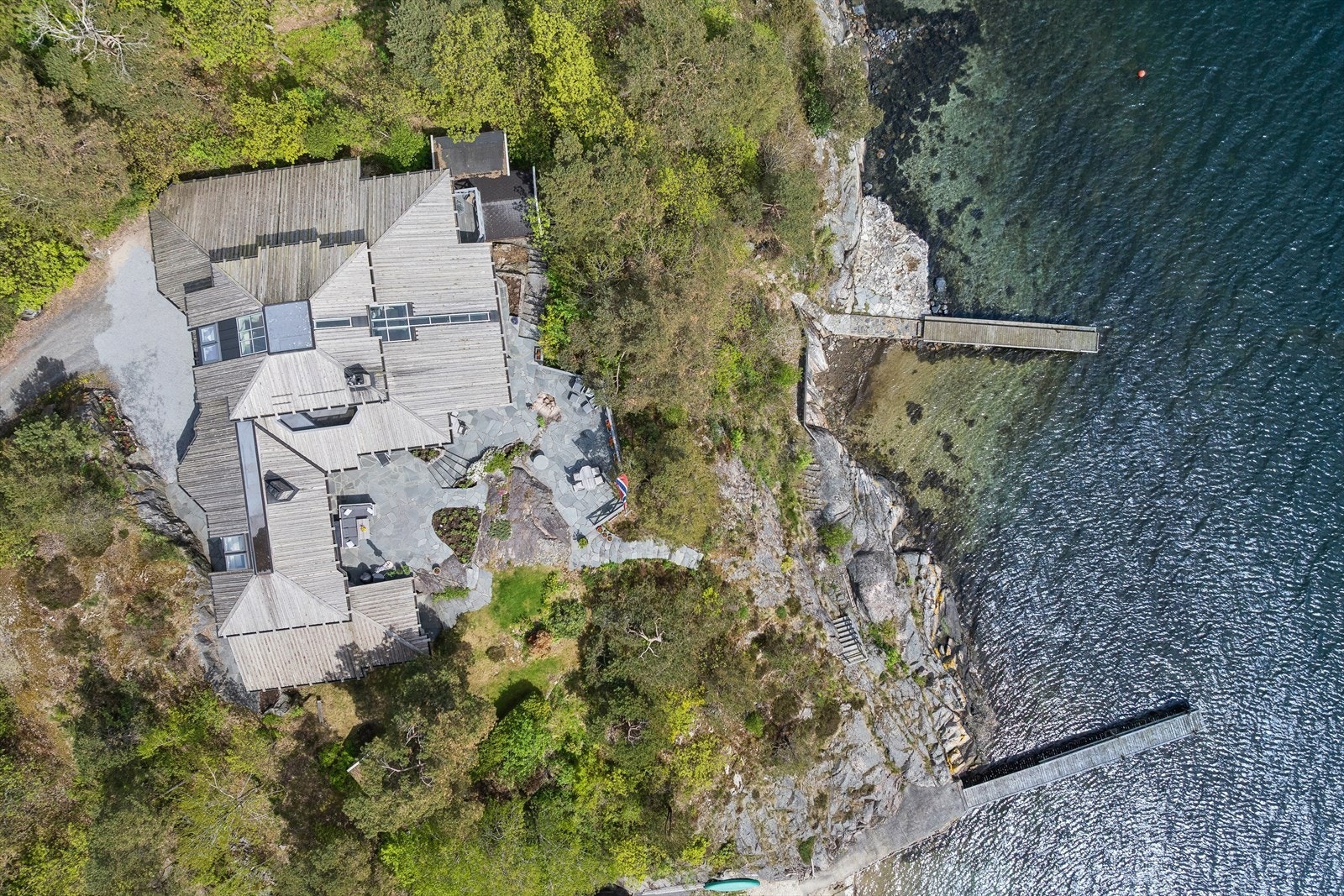 Stor, skjermet eiertomt. Eiendommen består av to gårds- og bruksnumre, tilsammen på ca 4,3 mål. Galleribilde