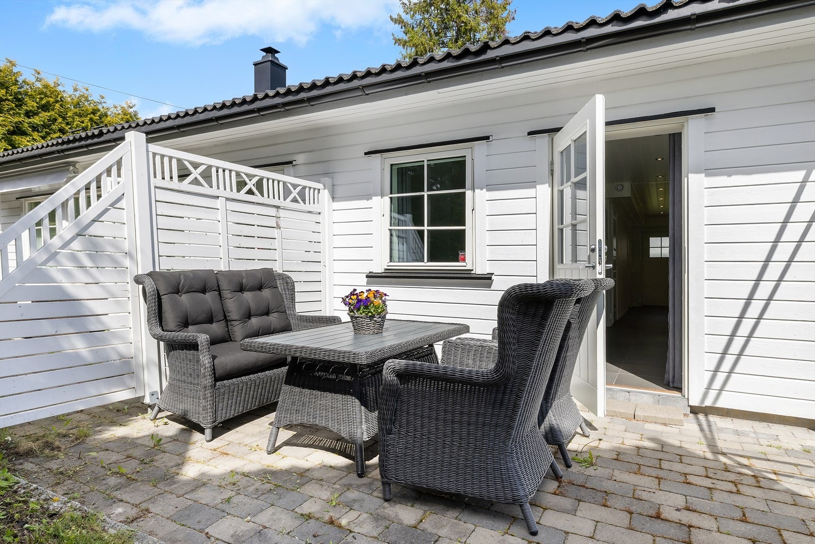 Enkel adkomst til uteplassen fra stuen. Galleribilde