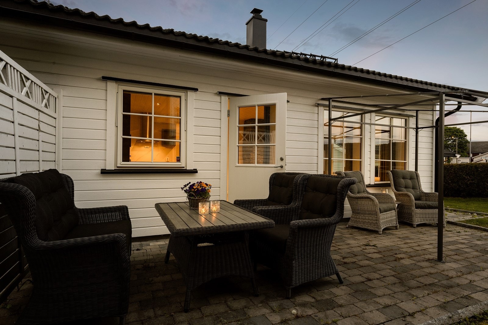 Den steinlagte uteplassen er på cirka 19 m² og har god plass til en sittegruppe. Galleribilde