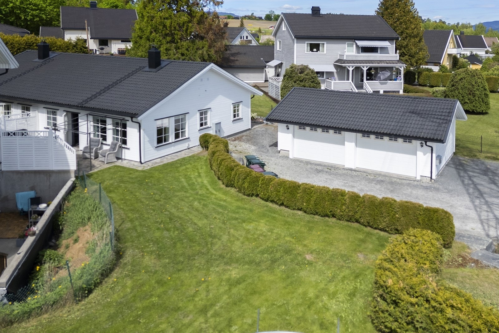 Moderne halvpart av tomannsbolig fra 2016, med alt på ett plan og egen garasjeplass i felles dobbeltgarasje. Galleribilde