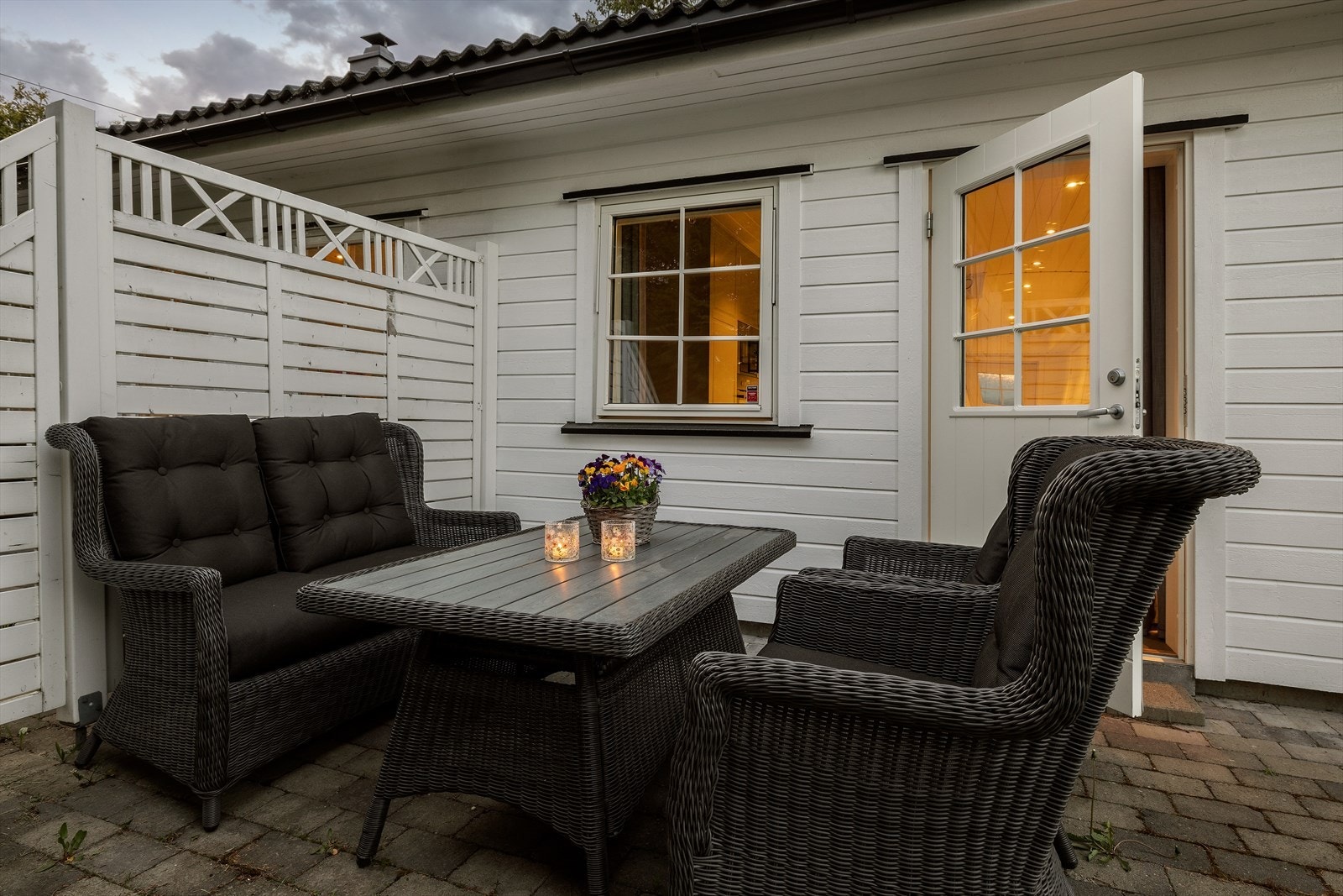Uteplassen er avgrenset med en lettvegg mot naboen, som gir en privat sone. Galleribilde