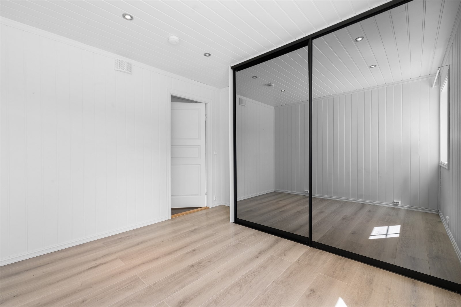 Praktisk skyvedørsgarderobe med speilfronter gir rikelig med oppbevaringsplass. Galleribilde