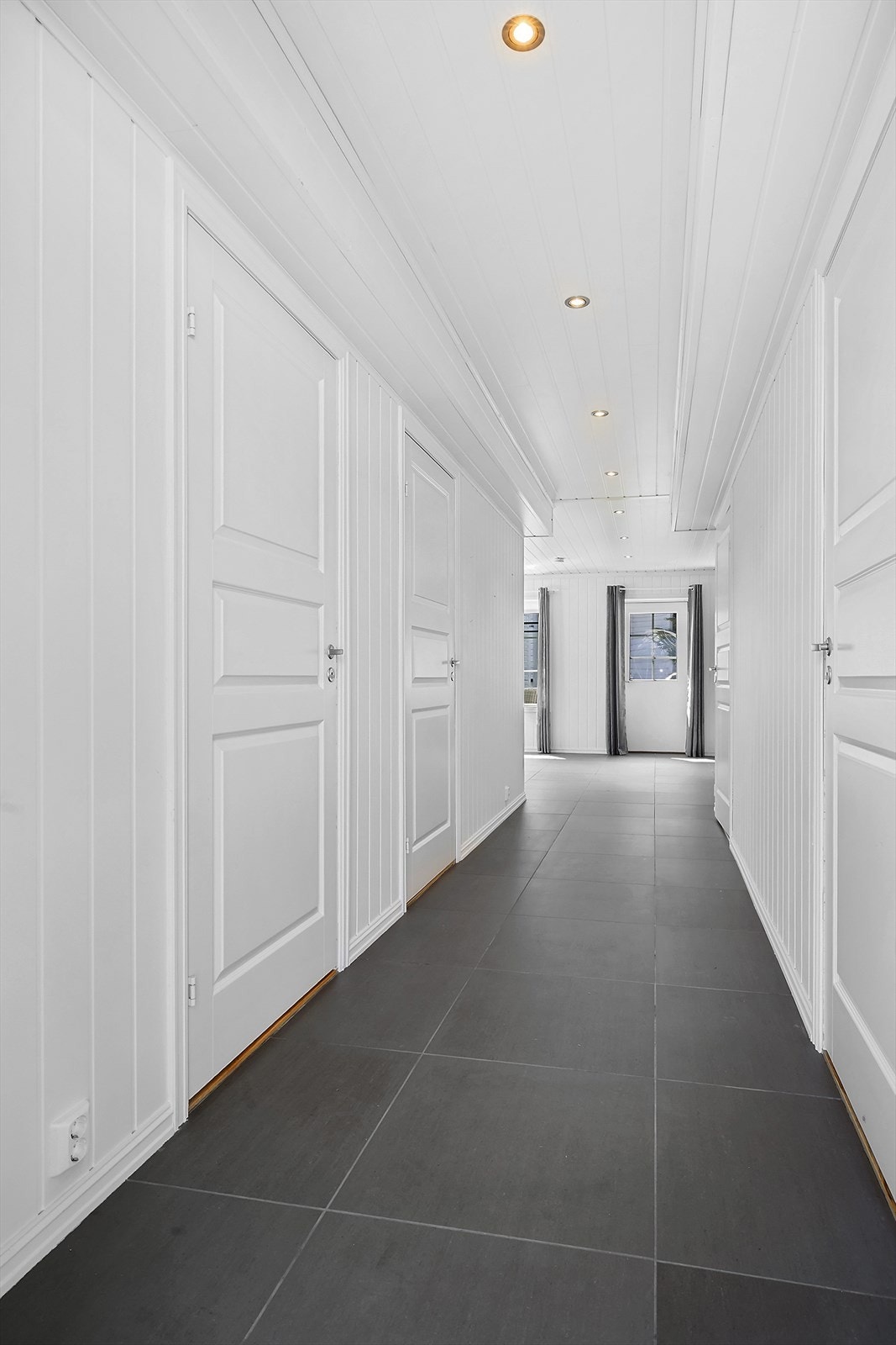 Entréen har elektrisk gulvvarme og downlights i himlingen. Galleribilde