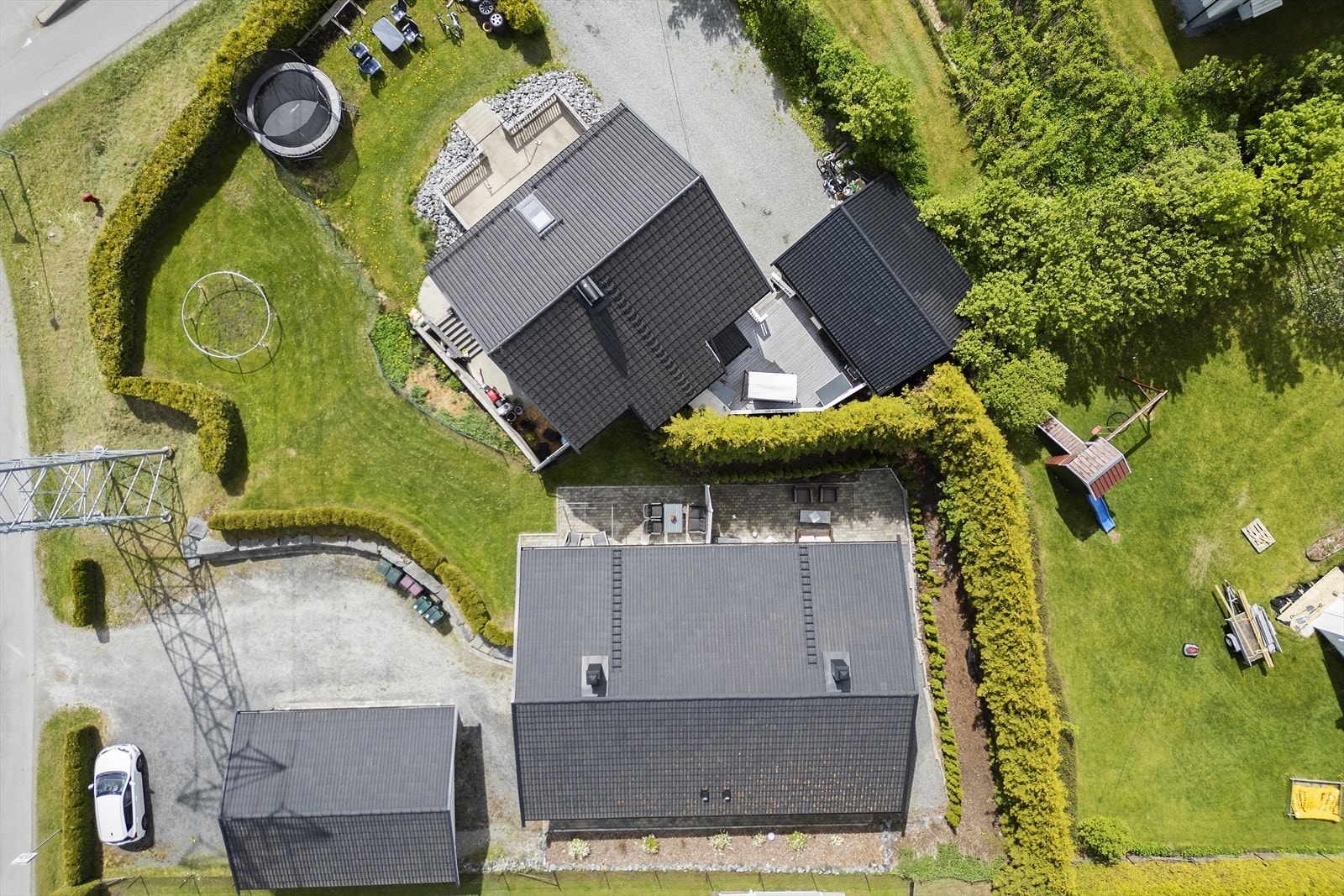 Boligen ligger i et etablert og barnevennlig boligområde i Vestfossen. Galleribilde
