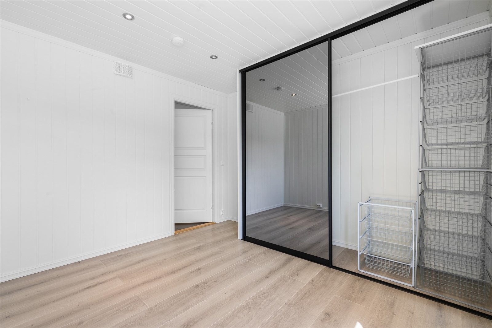Lyst og romslig soverom med skyvedørsgarderobe. Galleribilde