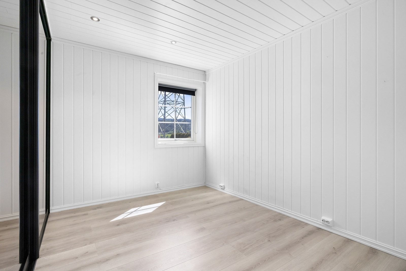Hovedsoverom med downlights i taket og plass til dobbeltseng. Galleribilde