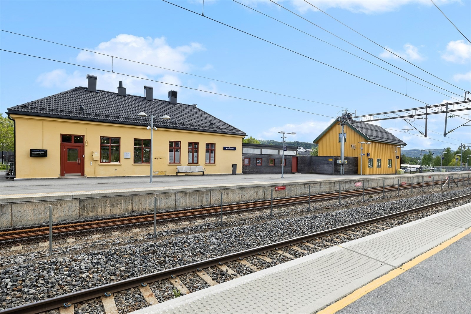 Kun 5 minutters gange til Vestfossen stasjon, med togforbindelse mot Kongsberg og Drammen/Oslo. Galleribilde