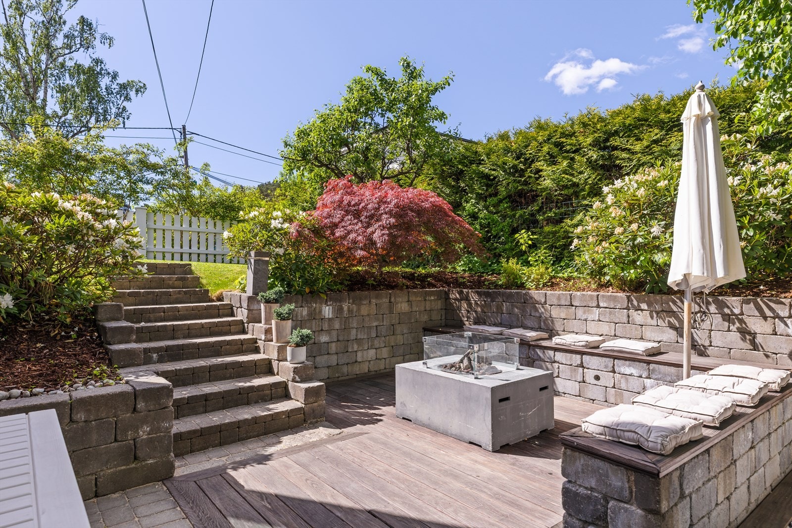 Nordvendt markterrasse med dekke med belegningsstein på deler av gulvflaten, samt felt med tregulv/terrassebord. Galleribilde