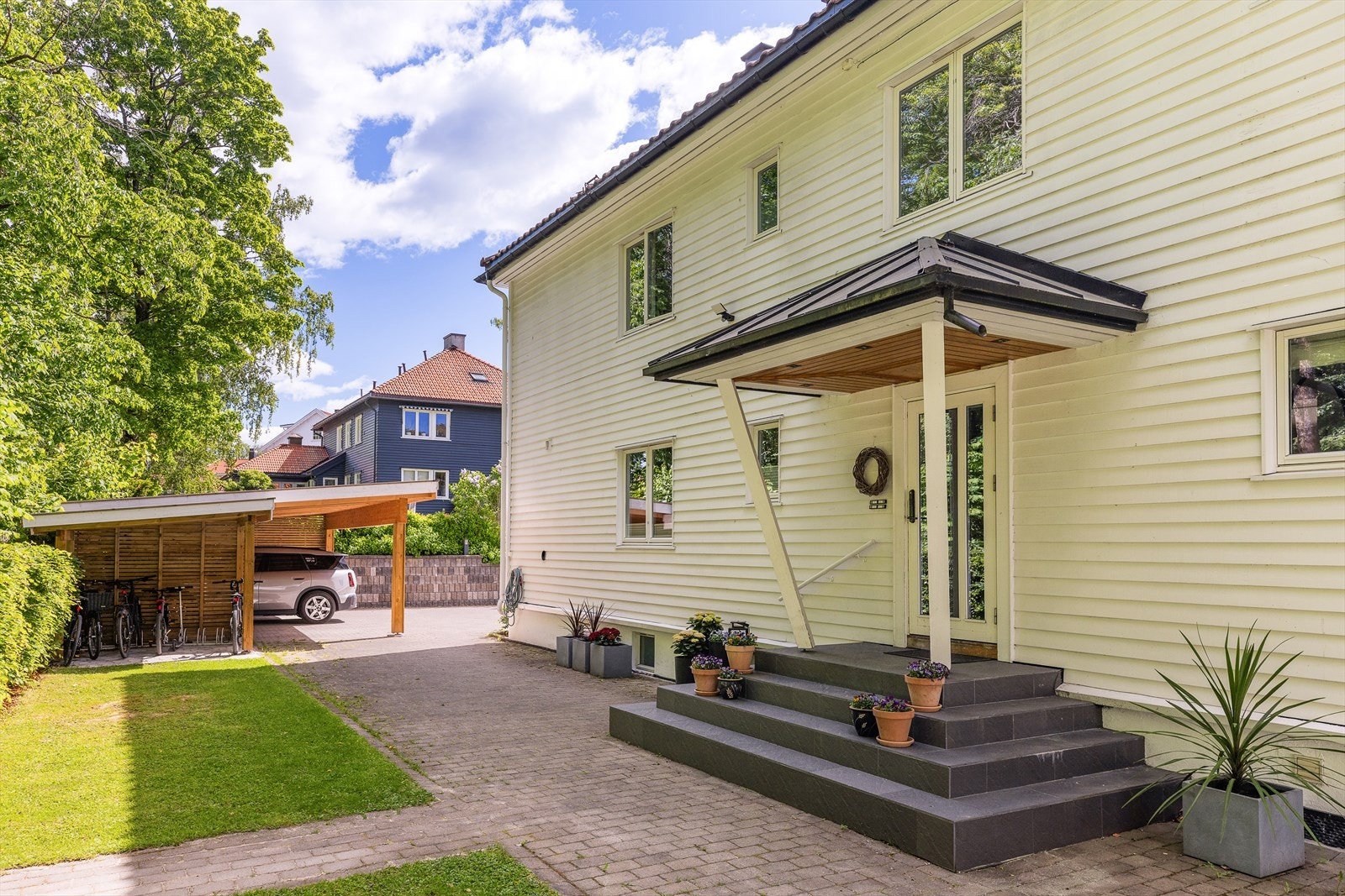 Pent overbygget inngangsparti - Sykkelparkering ifm carport Galleribilde