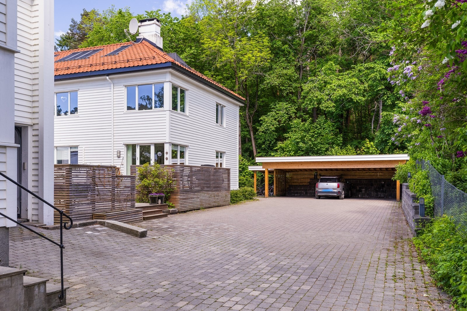Felles carport fra 2025 - Her disponerer boligen 1 plass med El-billader. Boligen disponerer i tillegg en p-plass på felles gårdsplass Galleribilde