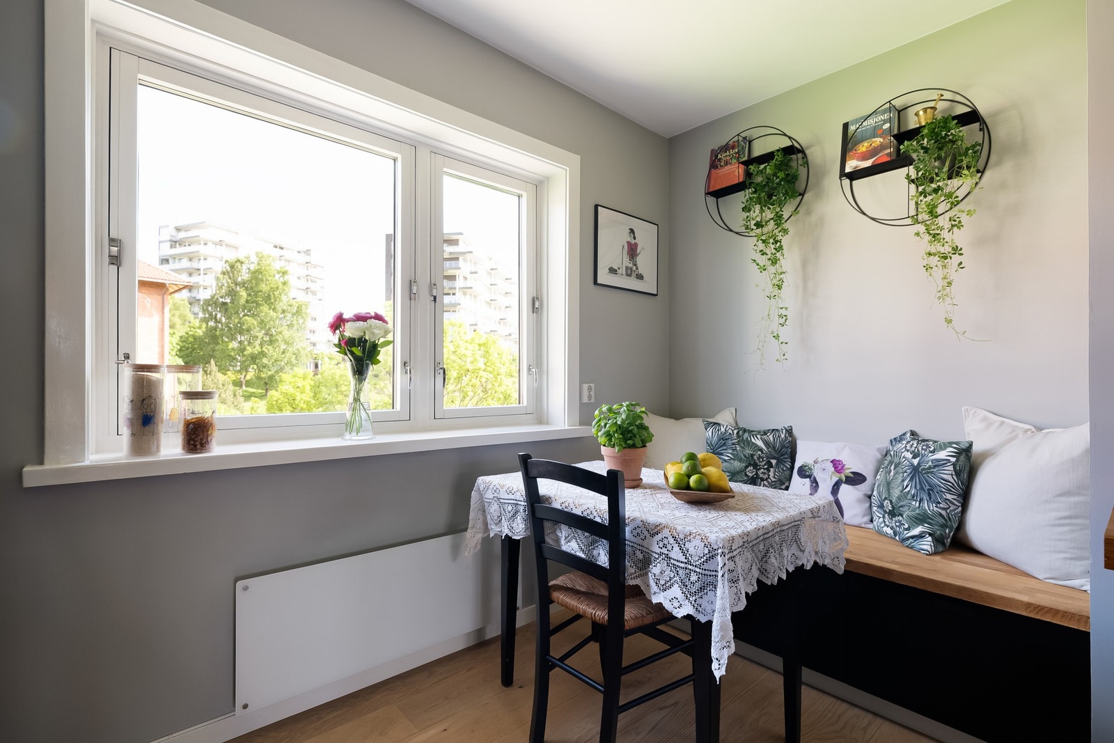 Ved vinduet er det plass til et lite spisebord hvor det er hyggelig å ta frokostene. Her er det en plassbygget benk med oppbevaring/skuffer. Galleribilde