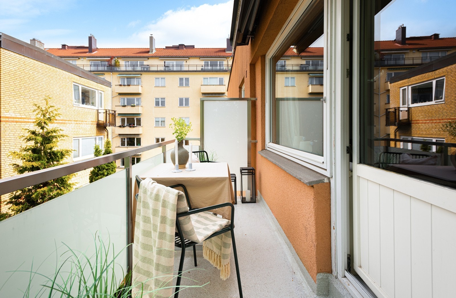Stor balkong med god plass til utemøblement og grill. Galleribilde