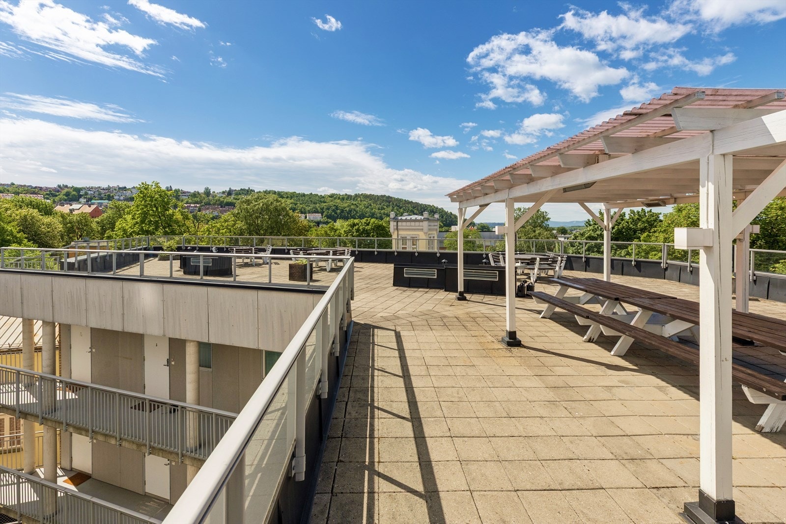 Beboere har tilgang til stor takterrasse og heisen ligger i umiddelbar nærhet til leiligheten og tar deg direkte opp til takterrassen Galleribilde