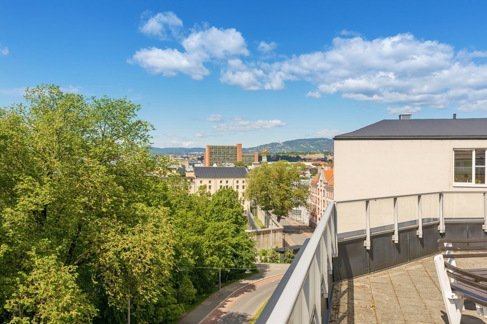 Fra takterrassen har du panoramautsikt over Oslo og fjorden, fra Ekeberg til Holmenkollen Galleribilde