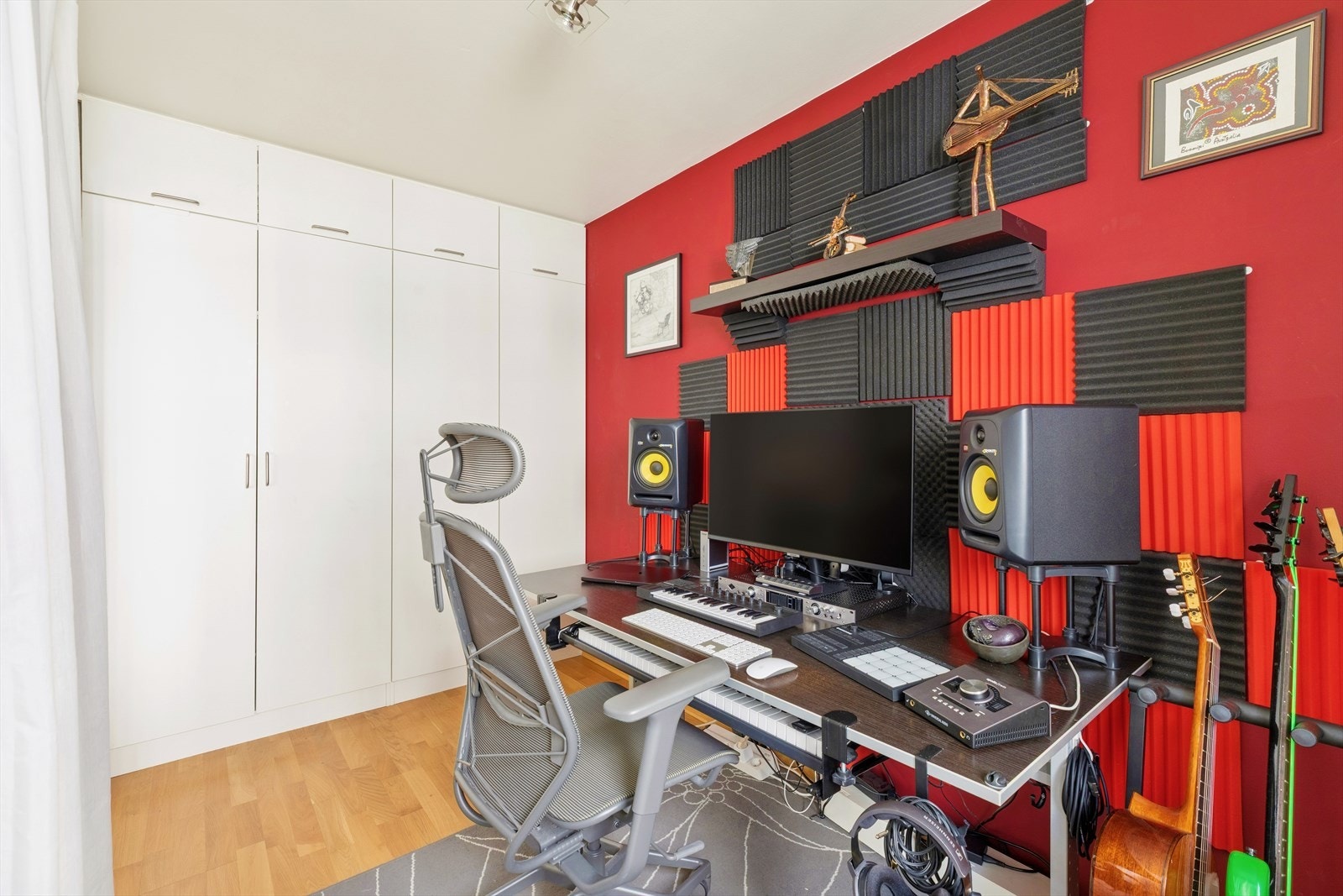 Hovedsoverommet benyttes av selger som profesjonelt lyd- og musikkstudio i dag Galleribilde