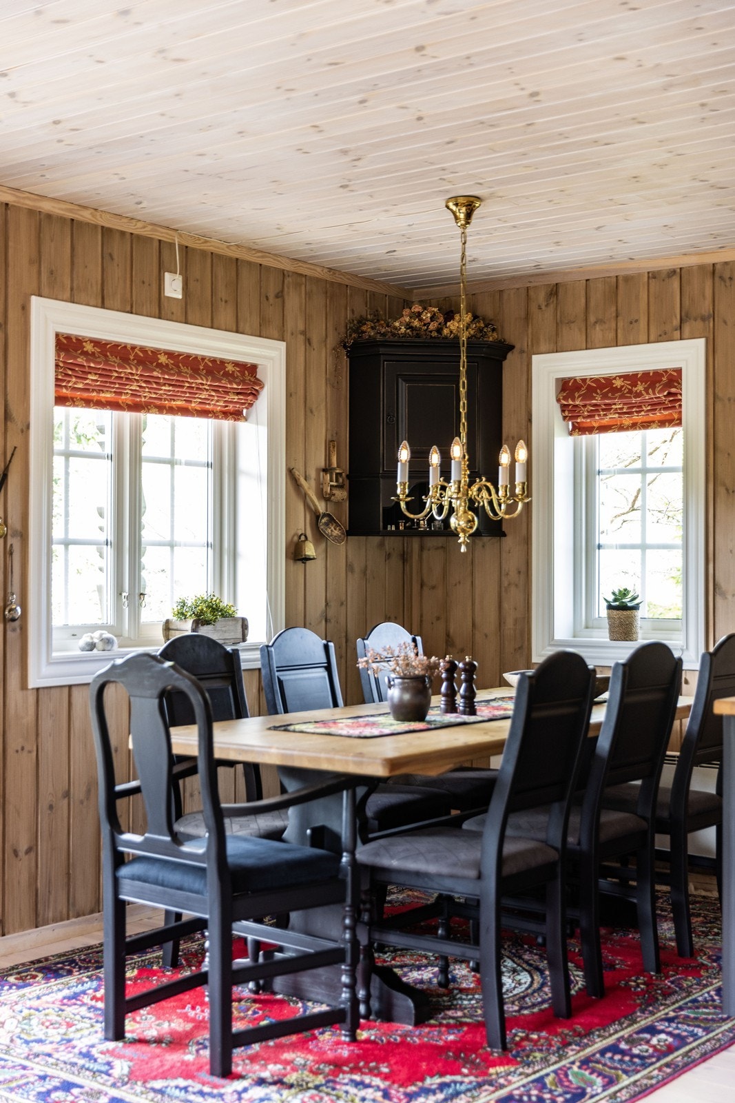 Spiseplassen er en naturlig del av allrommet, med malte trevinduer med 2-lags glass. Galleribilde