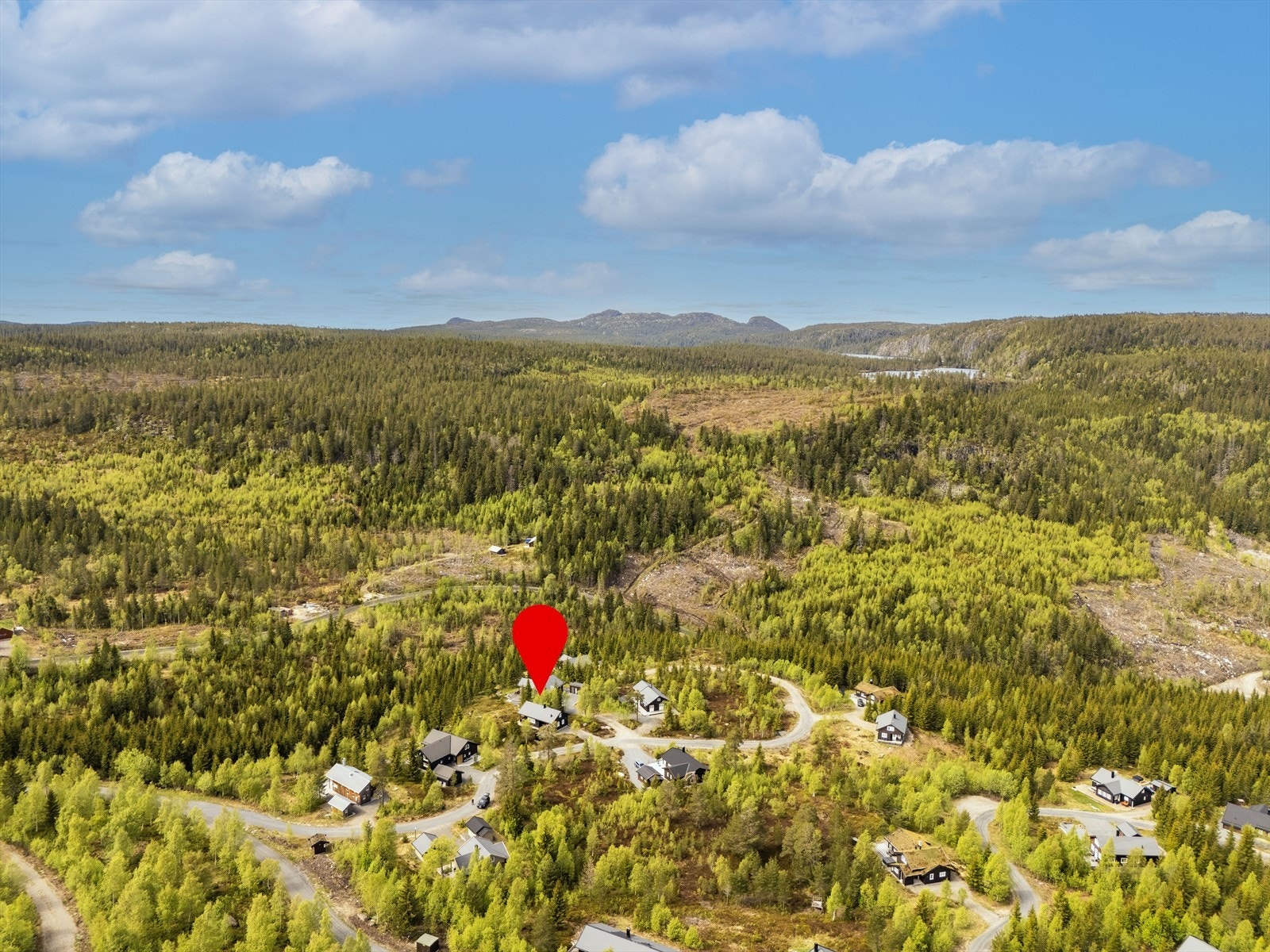 Eiendommen ligger i et etablert hyttefelt i et naturskjønt område, 550 meter over havet. Galleribilde