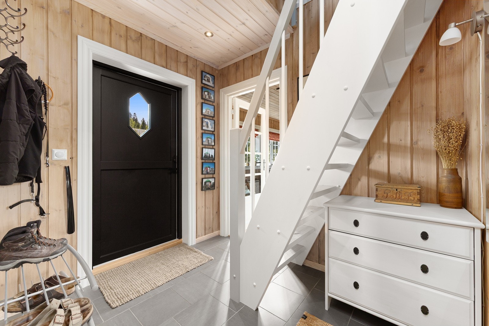 Gjennomgående bruk av trepanel på vegger og i himling skaper en lun og helhetlig atmosfære. Galleribilde