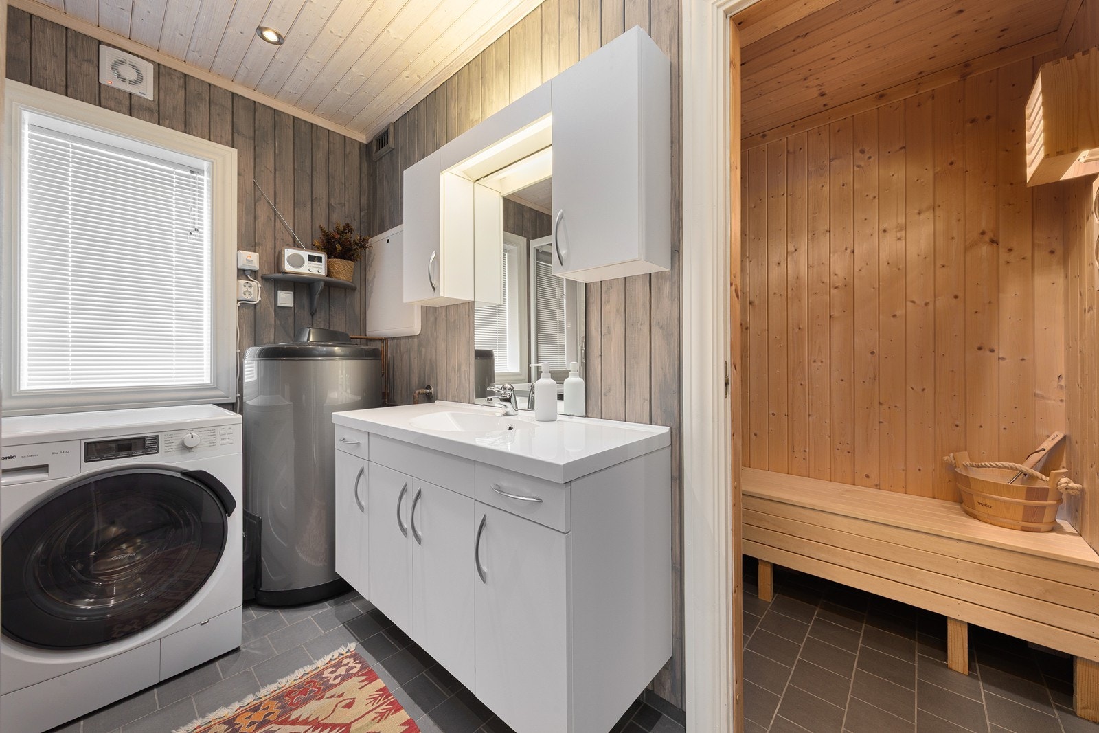 Badet har direkte adkomst til badstuen. Rommet er utstyrt med opplegg for vaskemaskin og en 200-liters varmtvannstank. Galleribilde