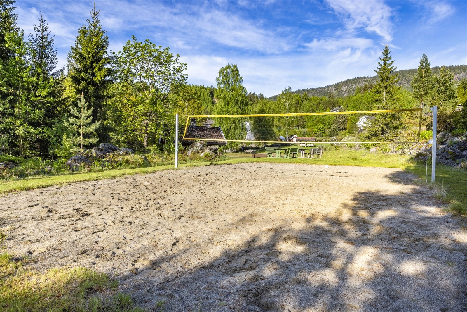 Sandvolleyballbane ved Passebekkdammen gir gode muligheter for aktivitet og lek i vakre omgivelser. Galleribilde