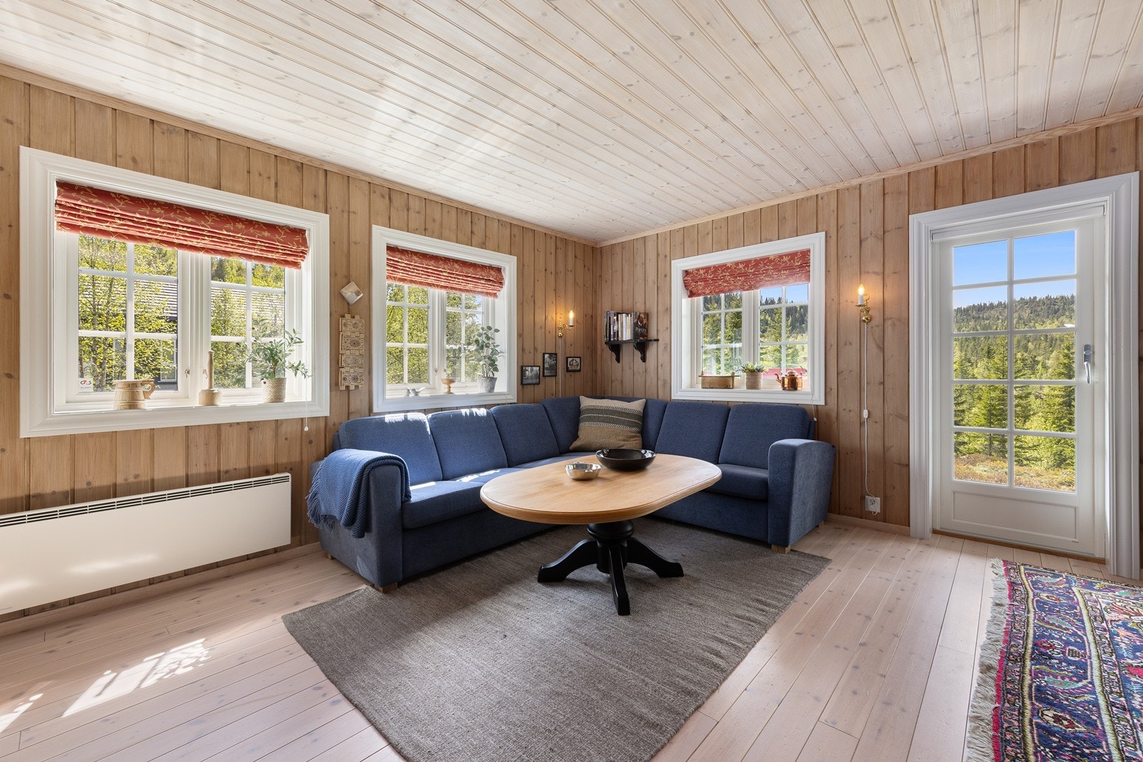 Stuen har utgang til den vestvendte terrassen, og furugulv som er gjennomgående i oppholdsrommene. Galleribilde