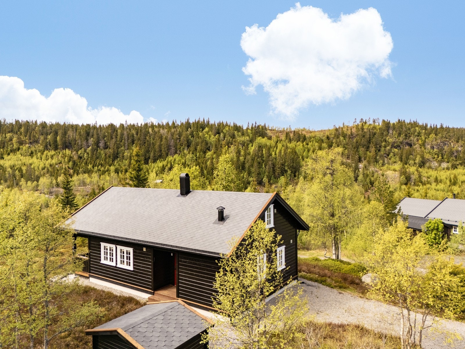 Fritidsbolig fra 2011, levert av hytteleverandør Hjukse Bruk AS. Eiendommen ligger på en relativt flat naturtomt med åpent utsyn mot vest. Galleribilde