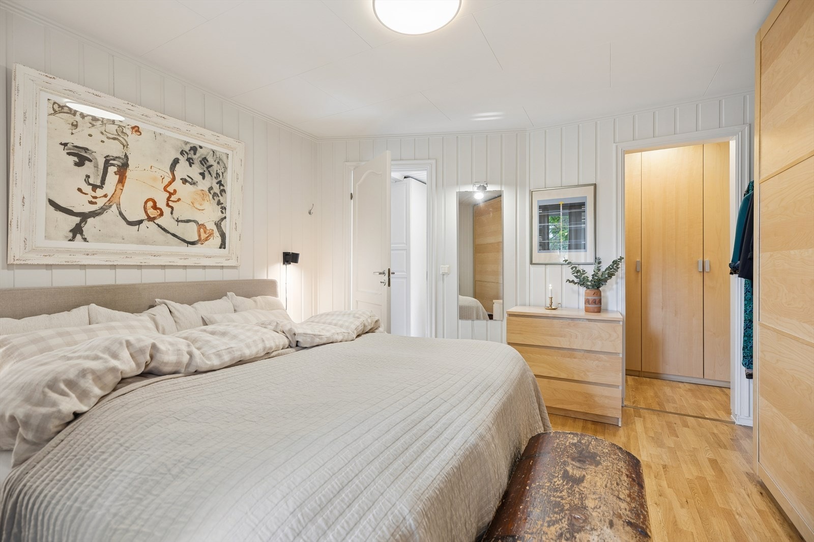 Hovedsoverommet har god plass til dobbeltseng og garderobeløsninger. Galleribilde