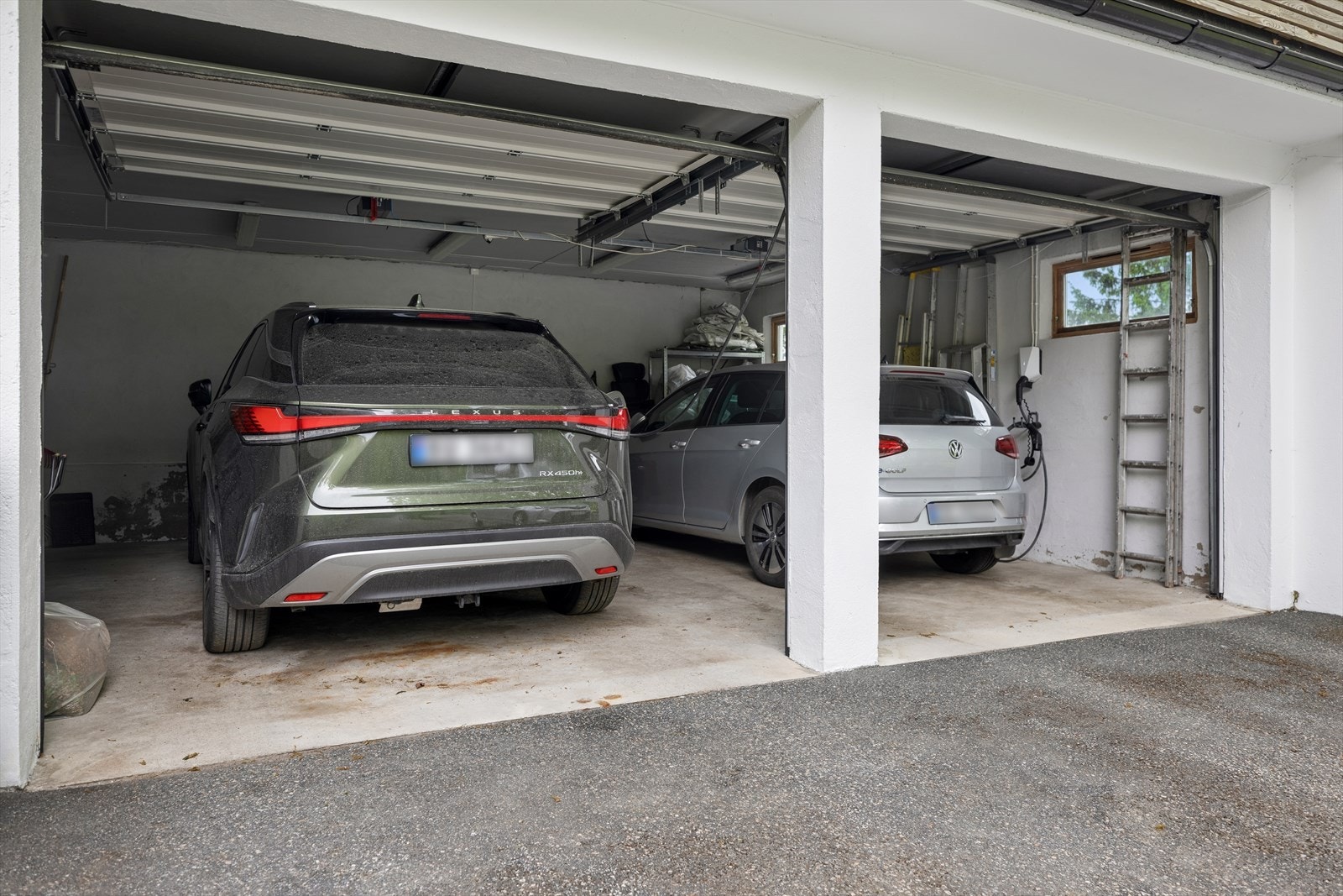 Integrert dobbelgarasje på 42 m² med elektriske leddporter og to elbilladere installert. Galleribilde