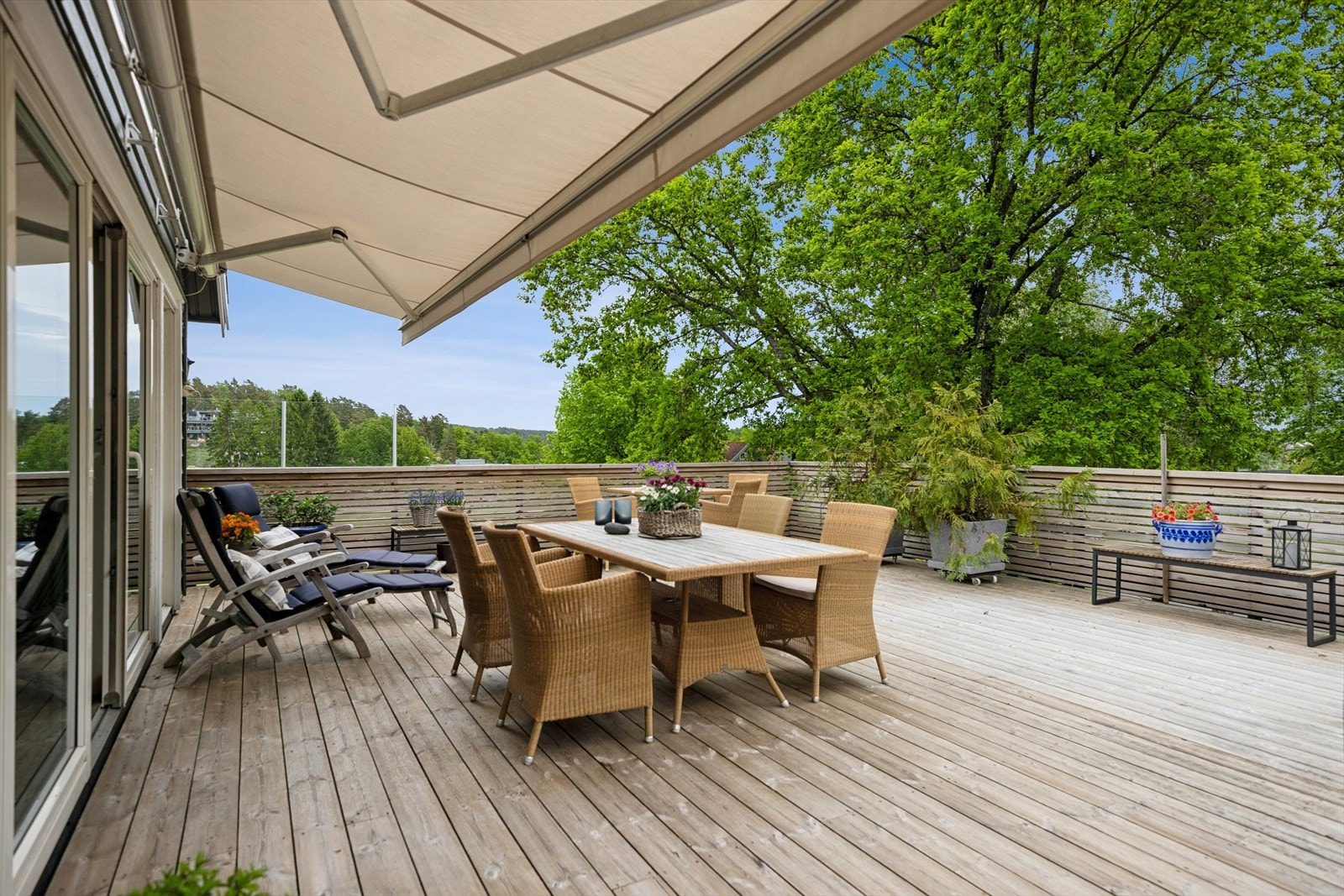 Den store treterrassen er en forlengelse av stuen og har god plass til både spisebord og loungegruppe. Galleribilde