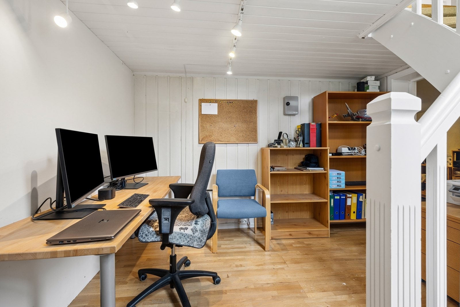 Plassen under trappen er utnyttet til en praktisk kontorløsning. Galleribilde