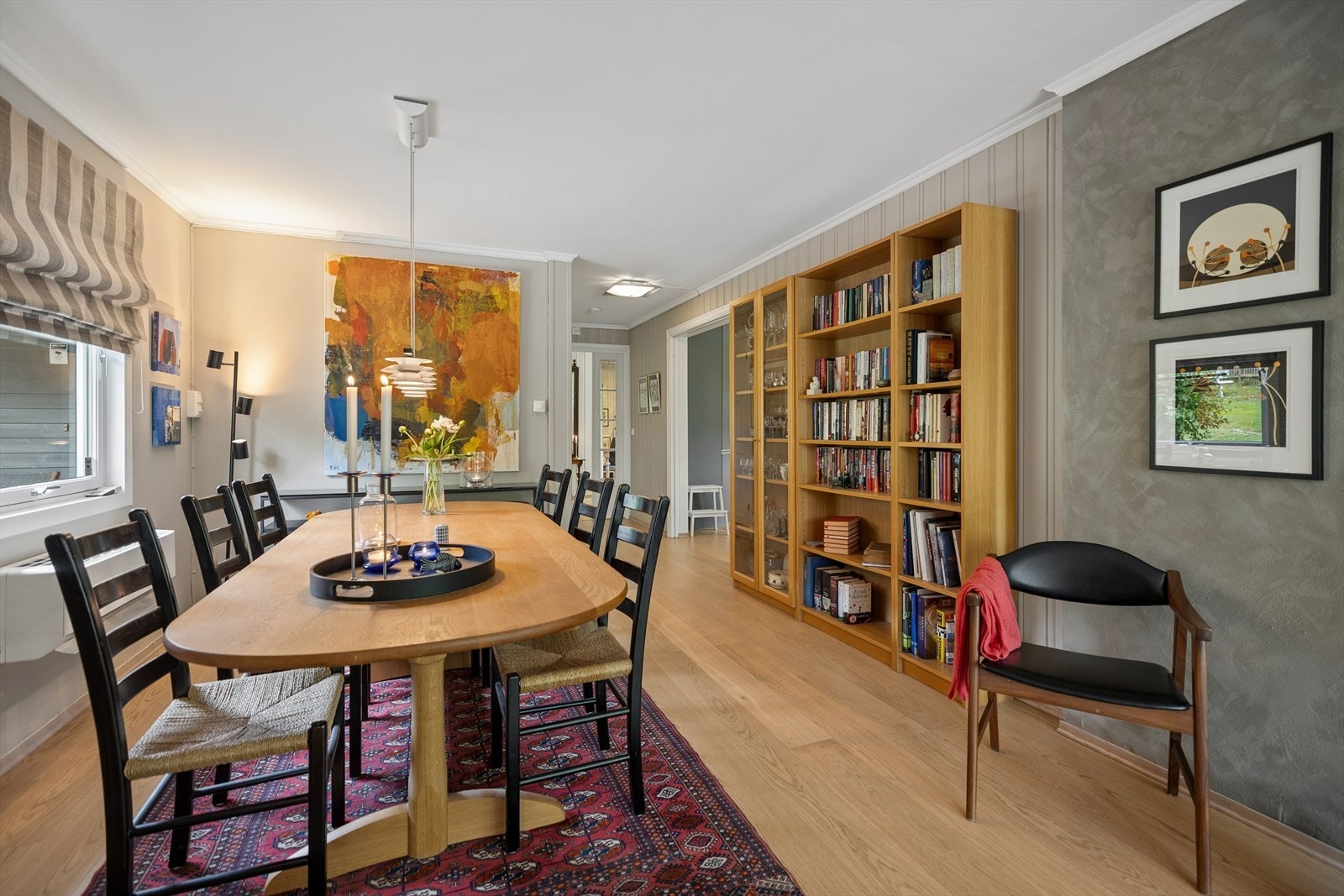 Spisestuen har god plass til oppbevaring og er en naturlig del av den sosiale sonen. Galleribilde