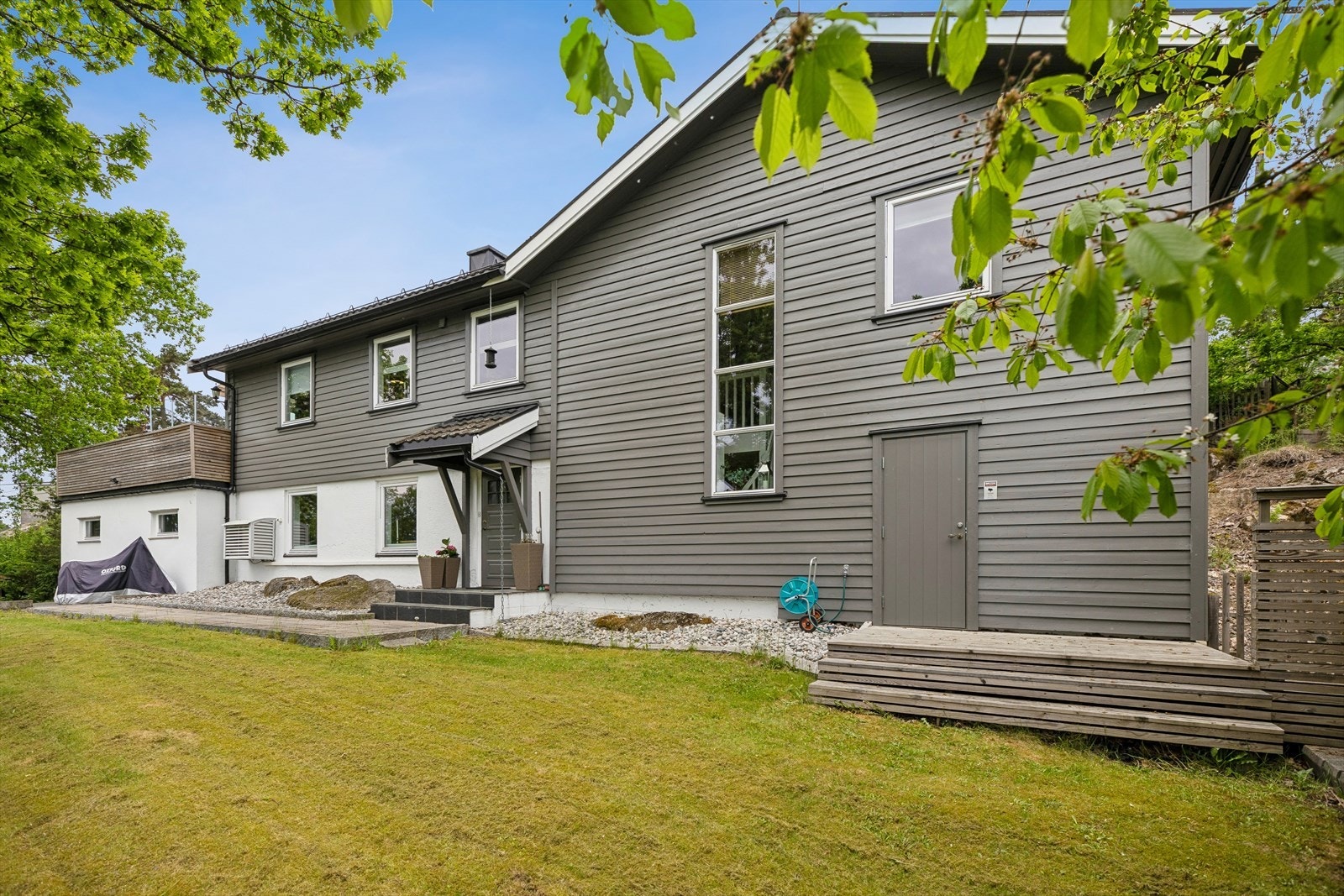 Eneboligen ble oppført i 1964, med et tilbygg fra 2003. Galleribilde