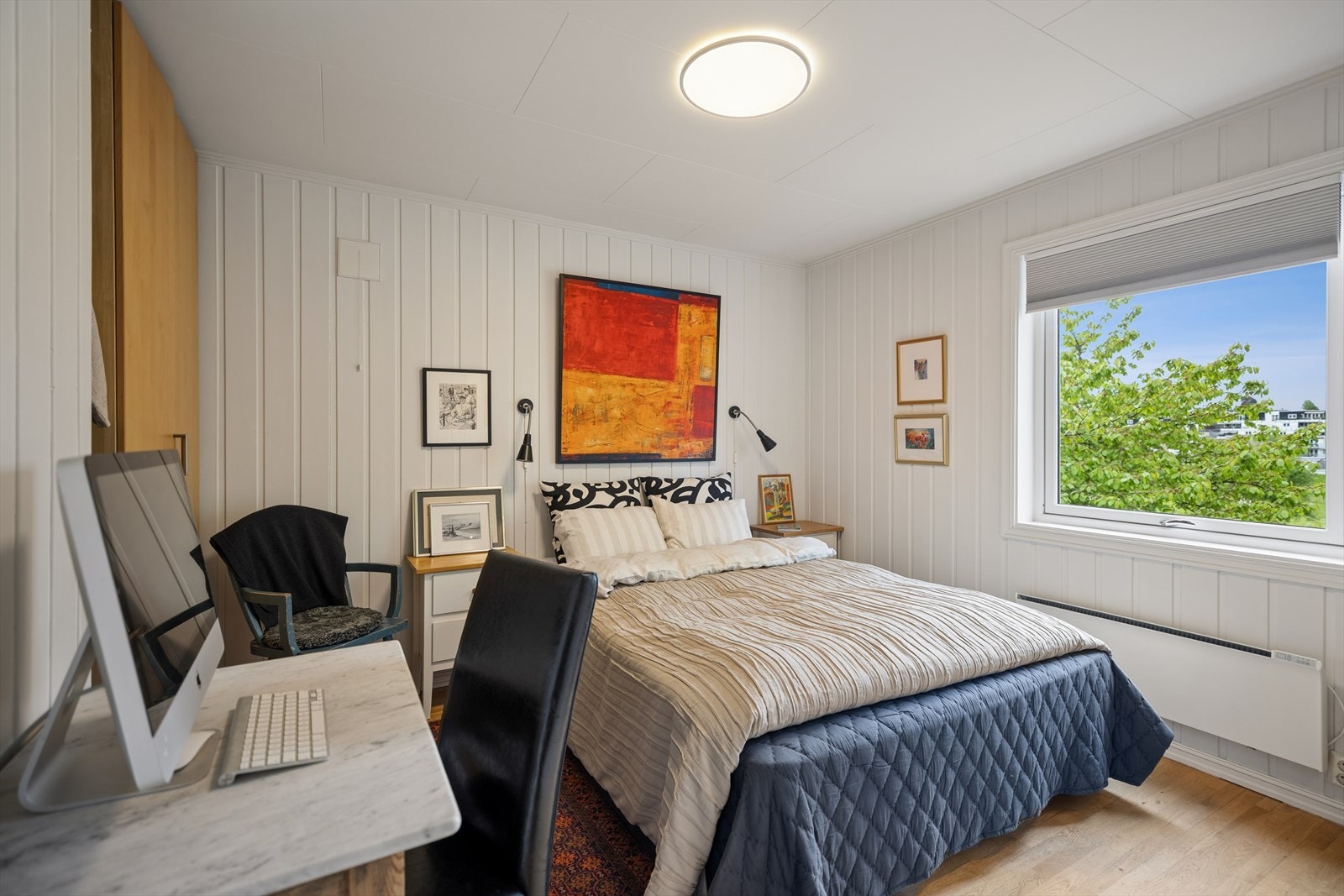 Det andre soverommet i etasjen, med plass til seng og arbeidsplass. Galleribilde