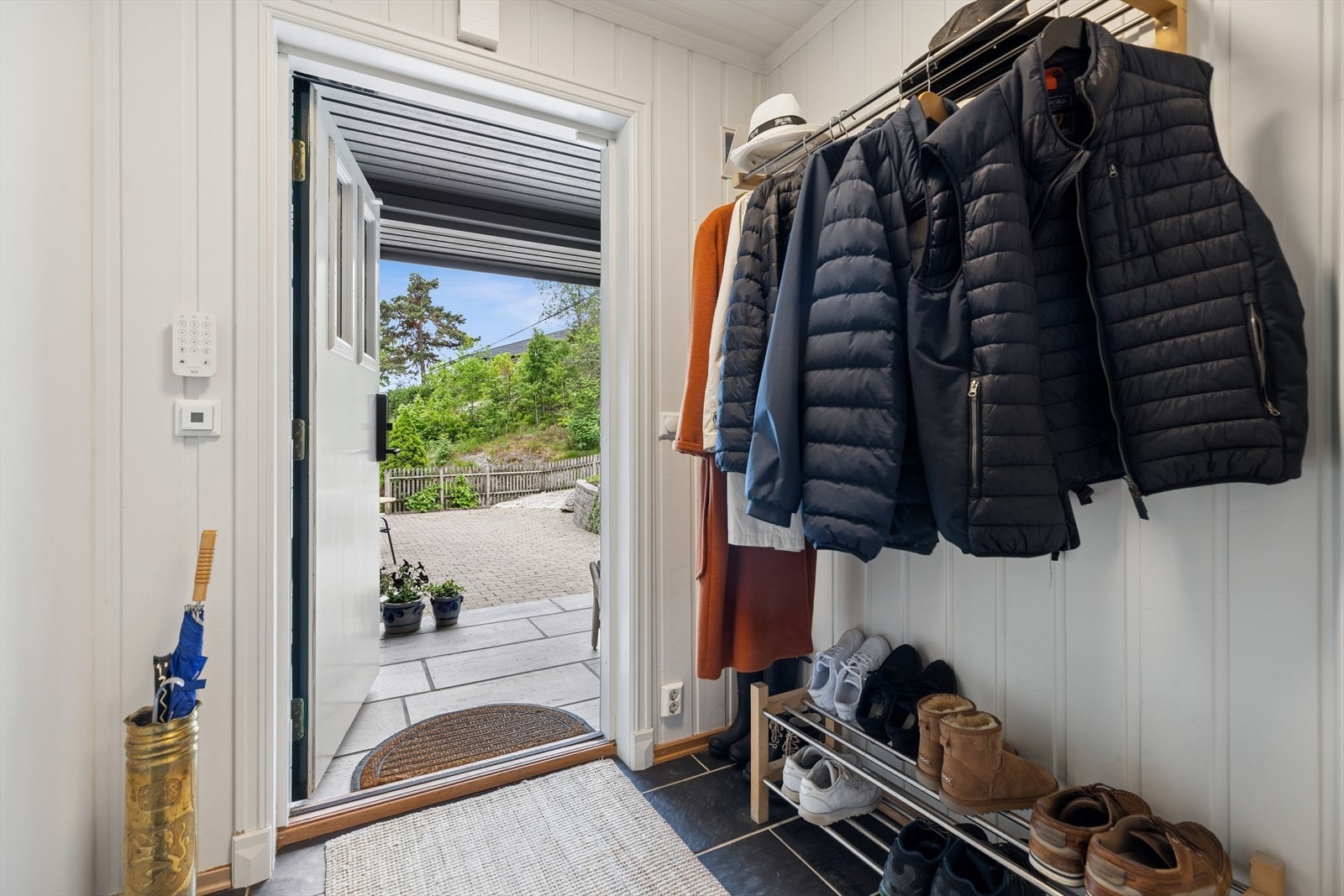 Praktisk entré med god plass til yttertøy. Utvendige varmekabler er lagt i trappen opp til inngangspartiet, med snø- og isfri adkomst vinterstid. Galleribilde