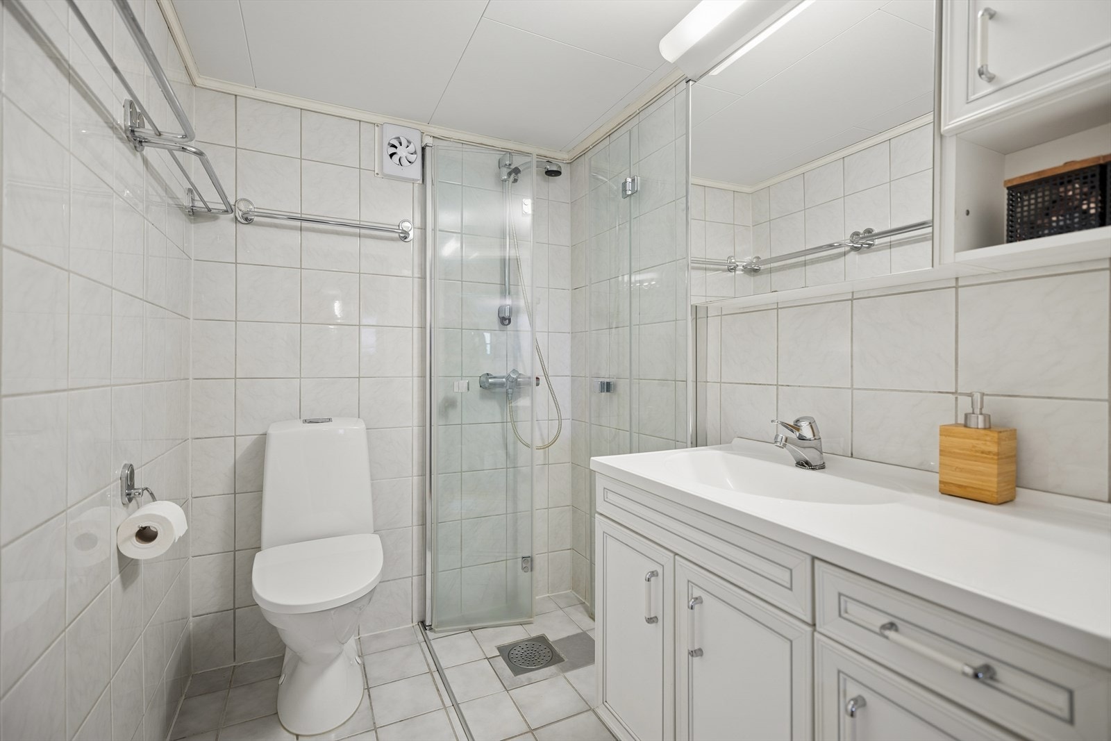 Badet i underetasjen har flislagte overflater og er utstyrt med toalett, servant og dusjhjørne. Galleribilde
