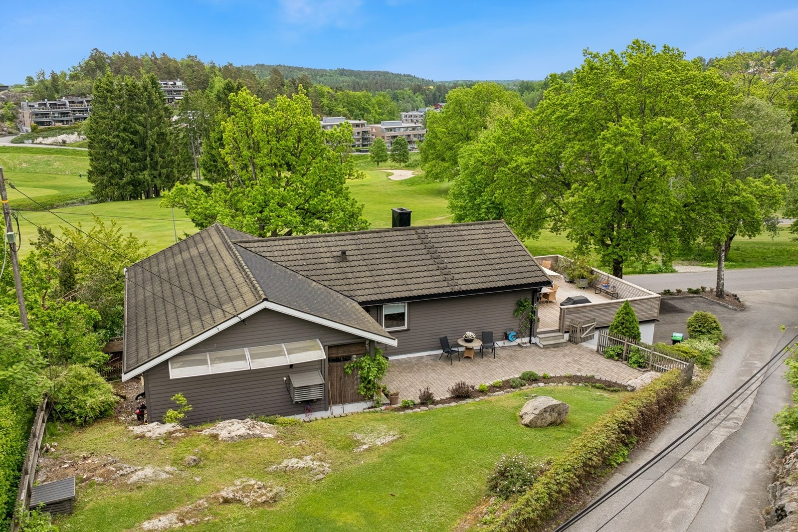 Eiendommen er praktisk og stedvis inngjerdet. Rolig beliggenhet med utsikt over golfbanen og kort vei til turterreng. Galleribilde