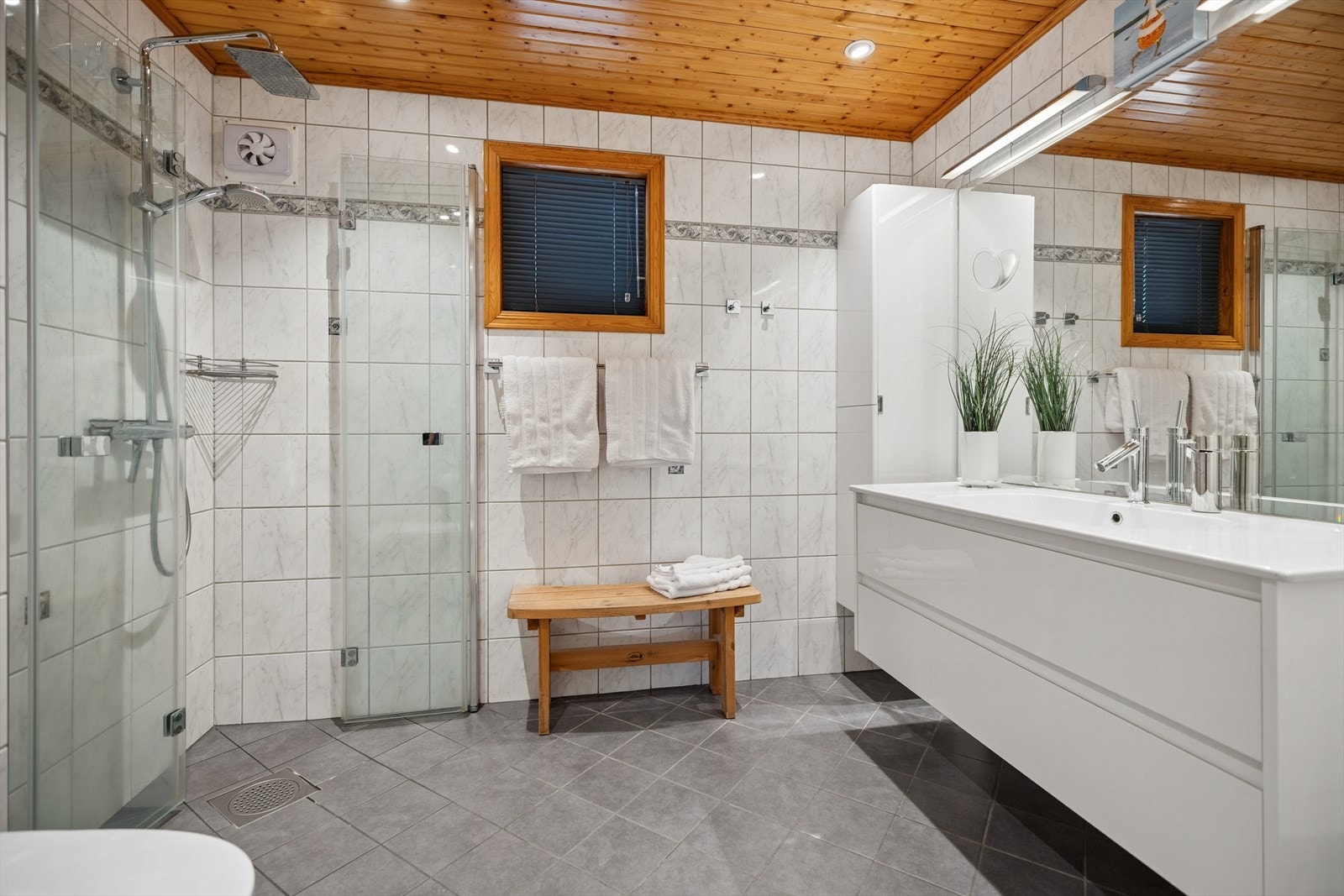 Badet i første etasje ble oppgradert i 2020, med flislagt gulv og elektriske varmekabler. Galleribilde