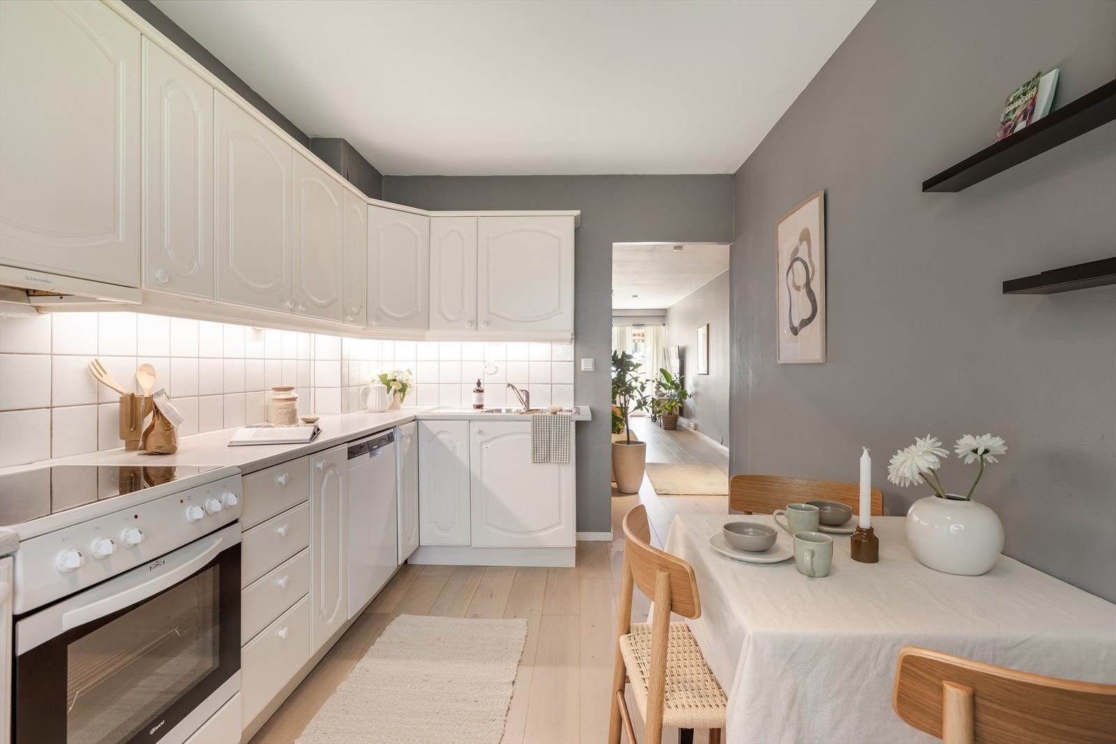 Innredningen har profilerte fronter, laminert benkeplate med dobbel oppvaskkum, lys under overskap, integrert oppvaskmaskin og komfyr. Galleribilde