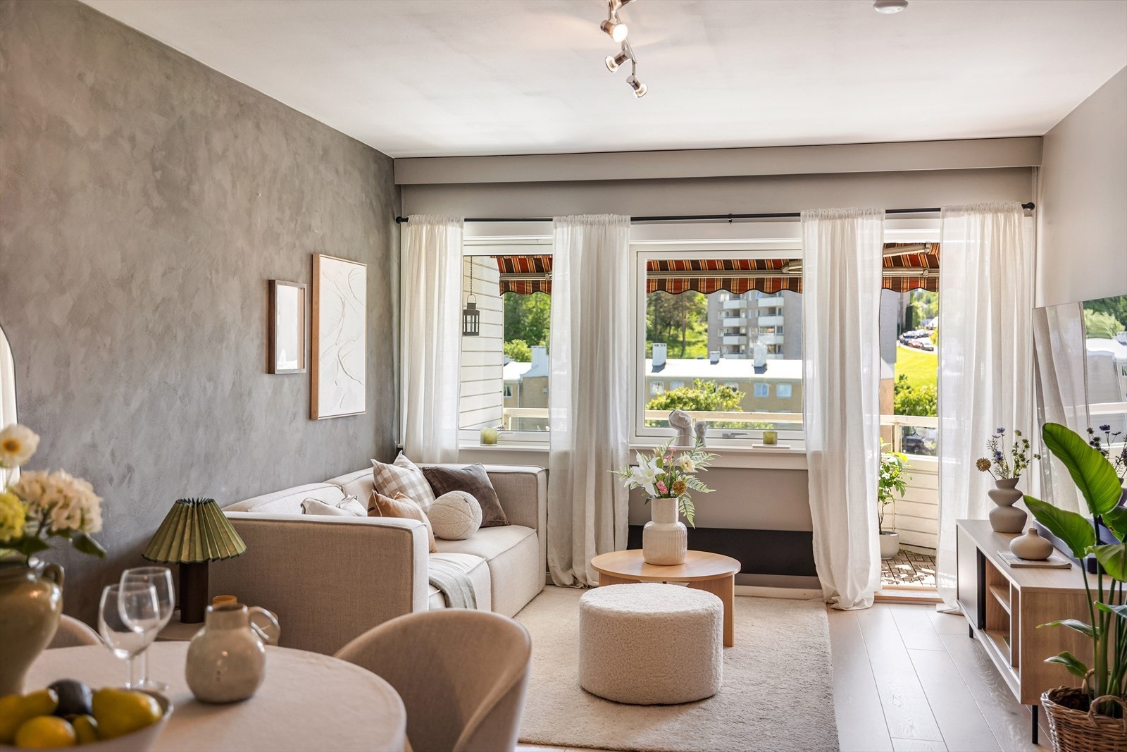 I stuen er det god plass til å innrede med en koselig sofagruppe med tilhørende møblement. Galleribilde